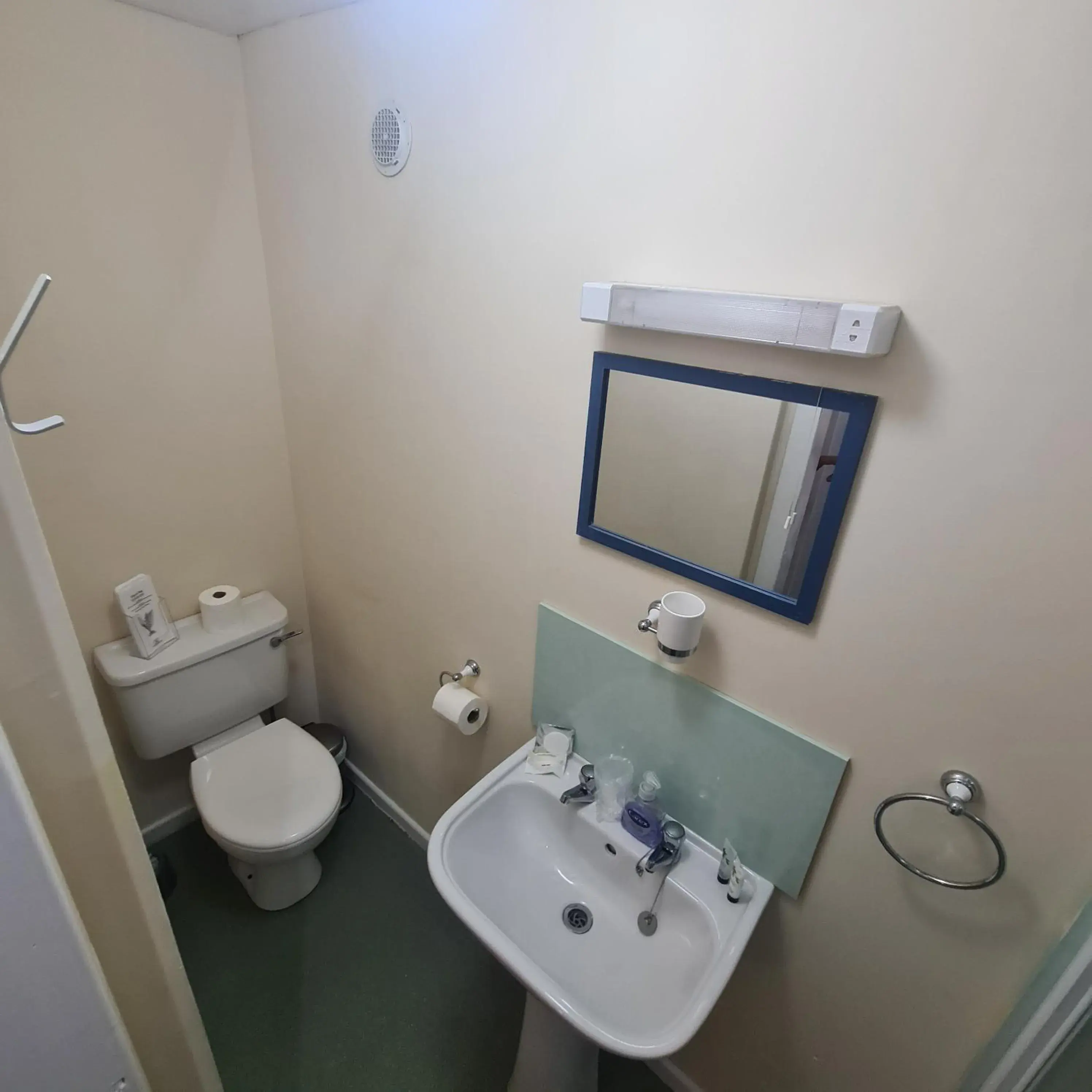 Standard Single Room with Shower in Glenmoore Guest House Standard Single Room with Shower in Glenmoore Guest House