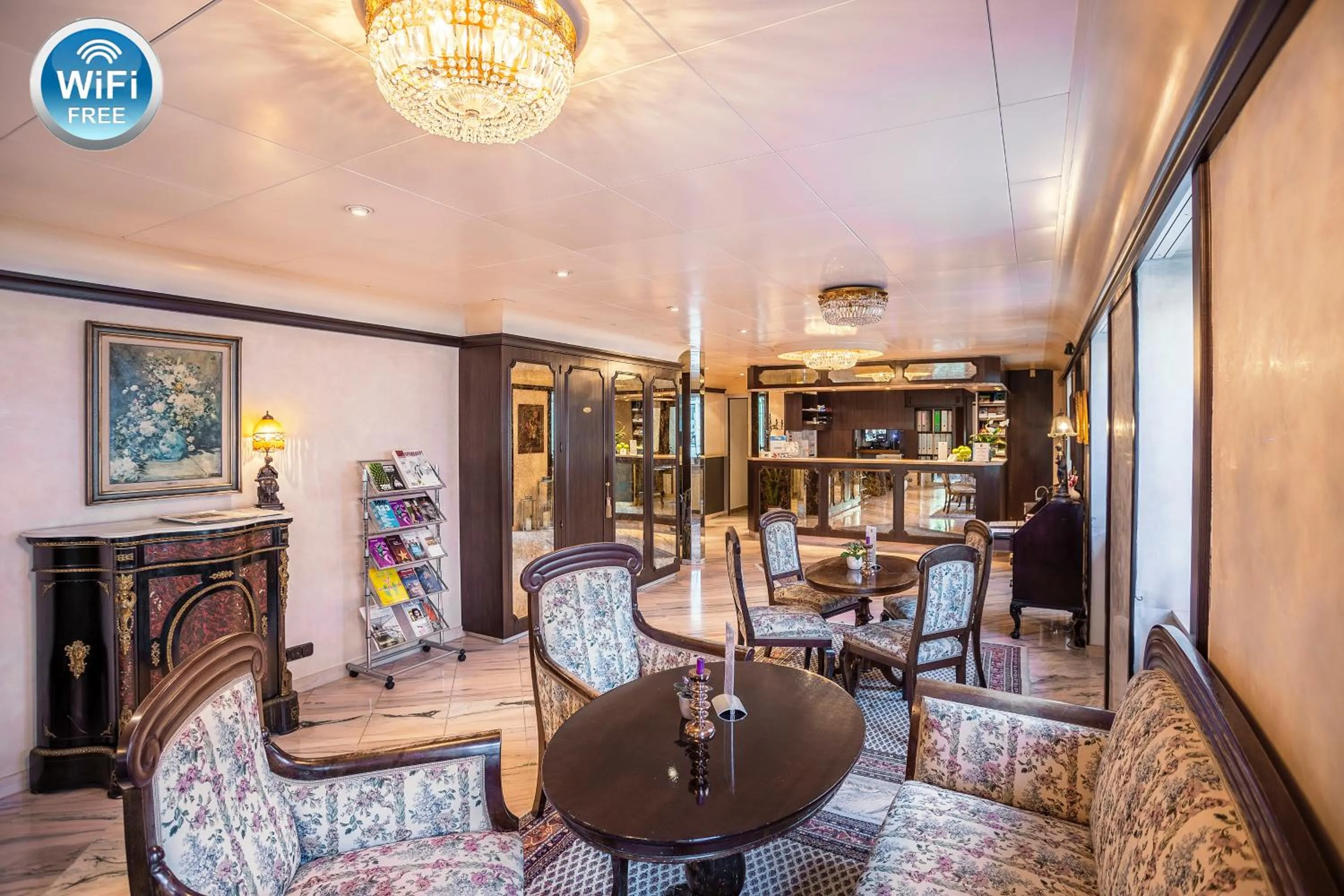 Communal lounge/ TV room in Villa Westend Hotel an der Messe