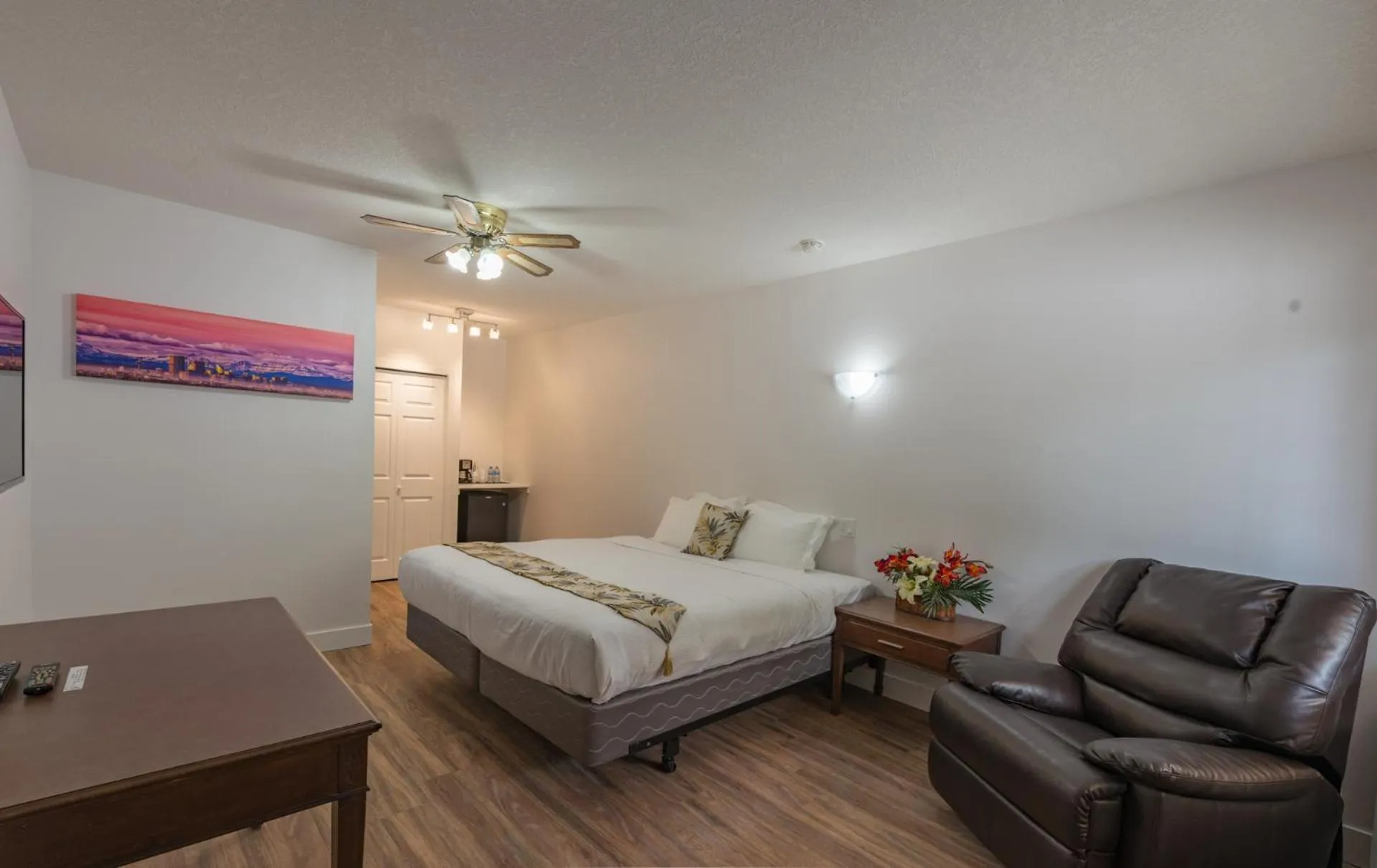 Photo of the whole room, Bed in David Thompson Resort