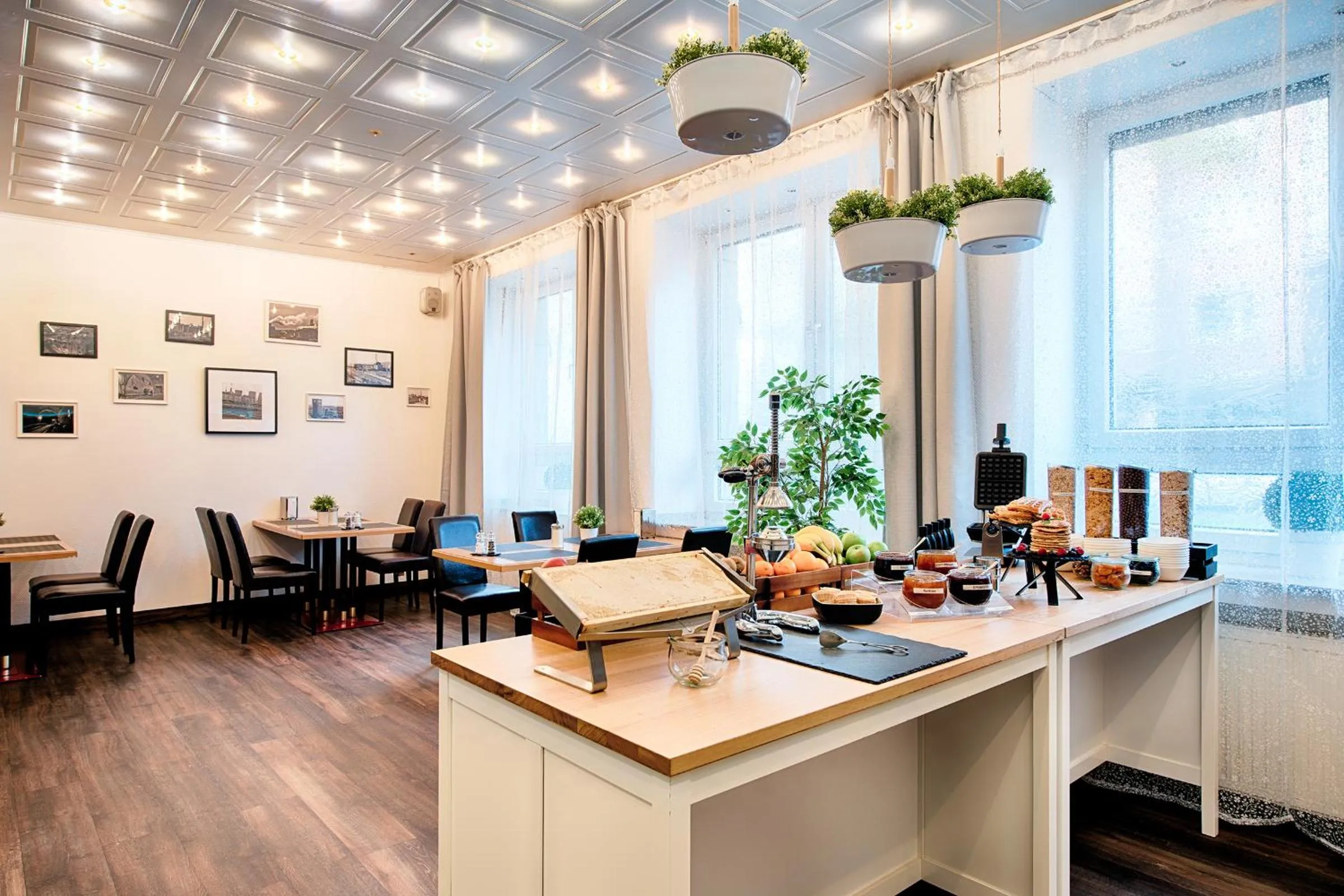 Restaurant/places to eat in Home Hotel