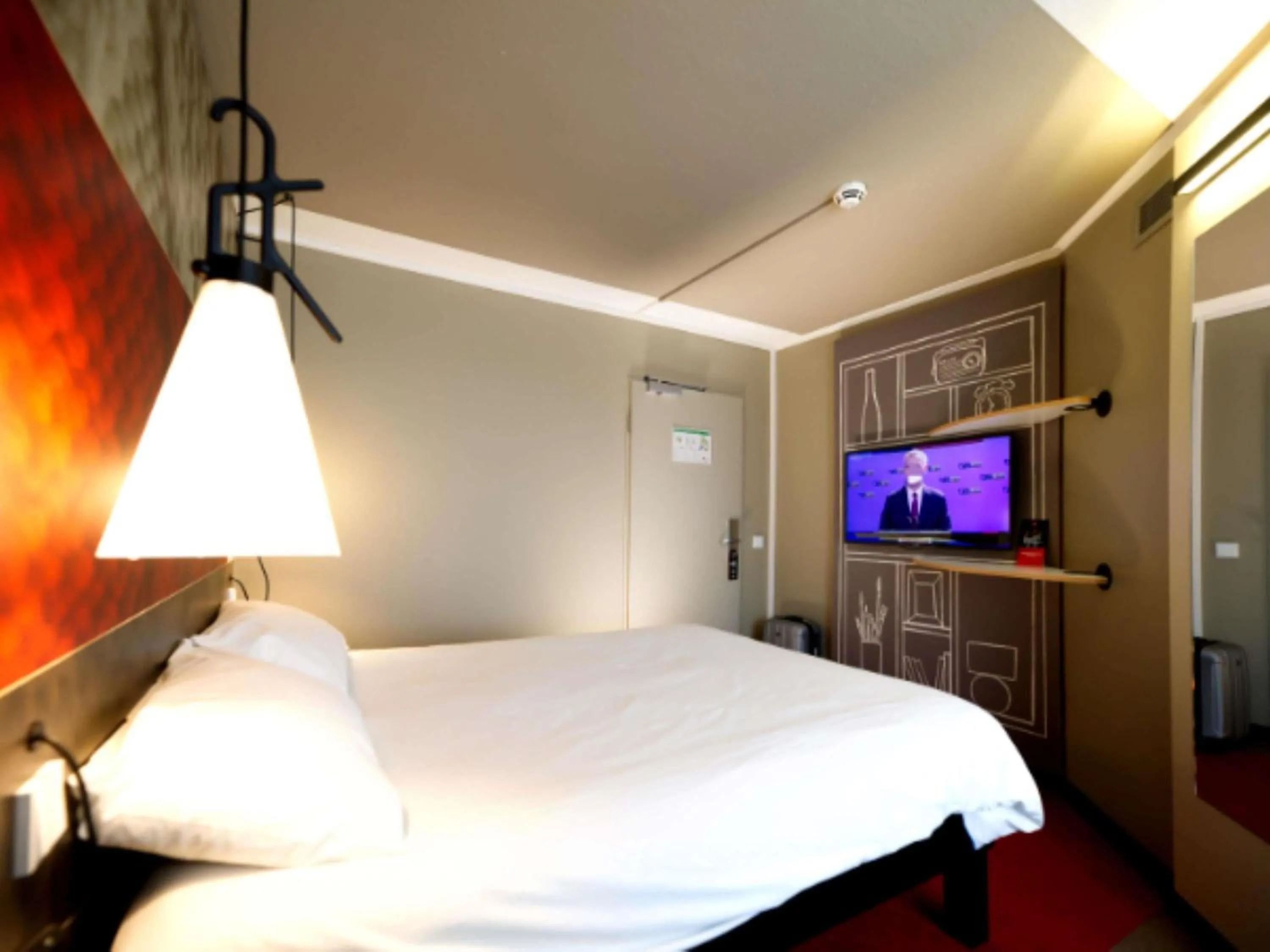 Bedroom, Bed in ibis Köln Centrum