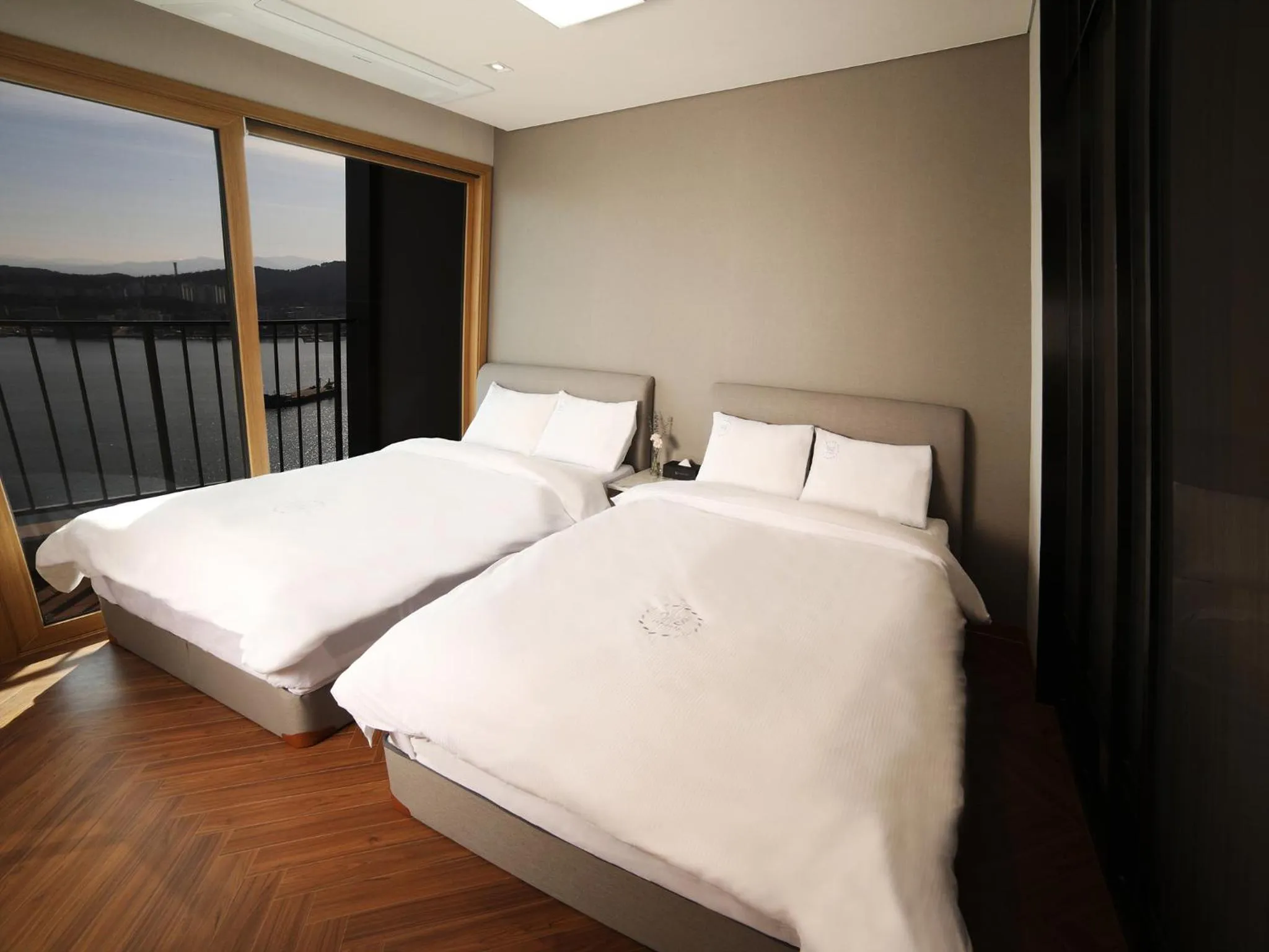 Bed in World State Hotel Sokcho