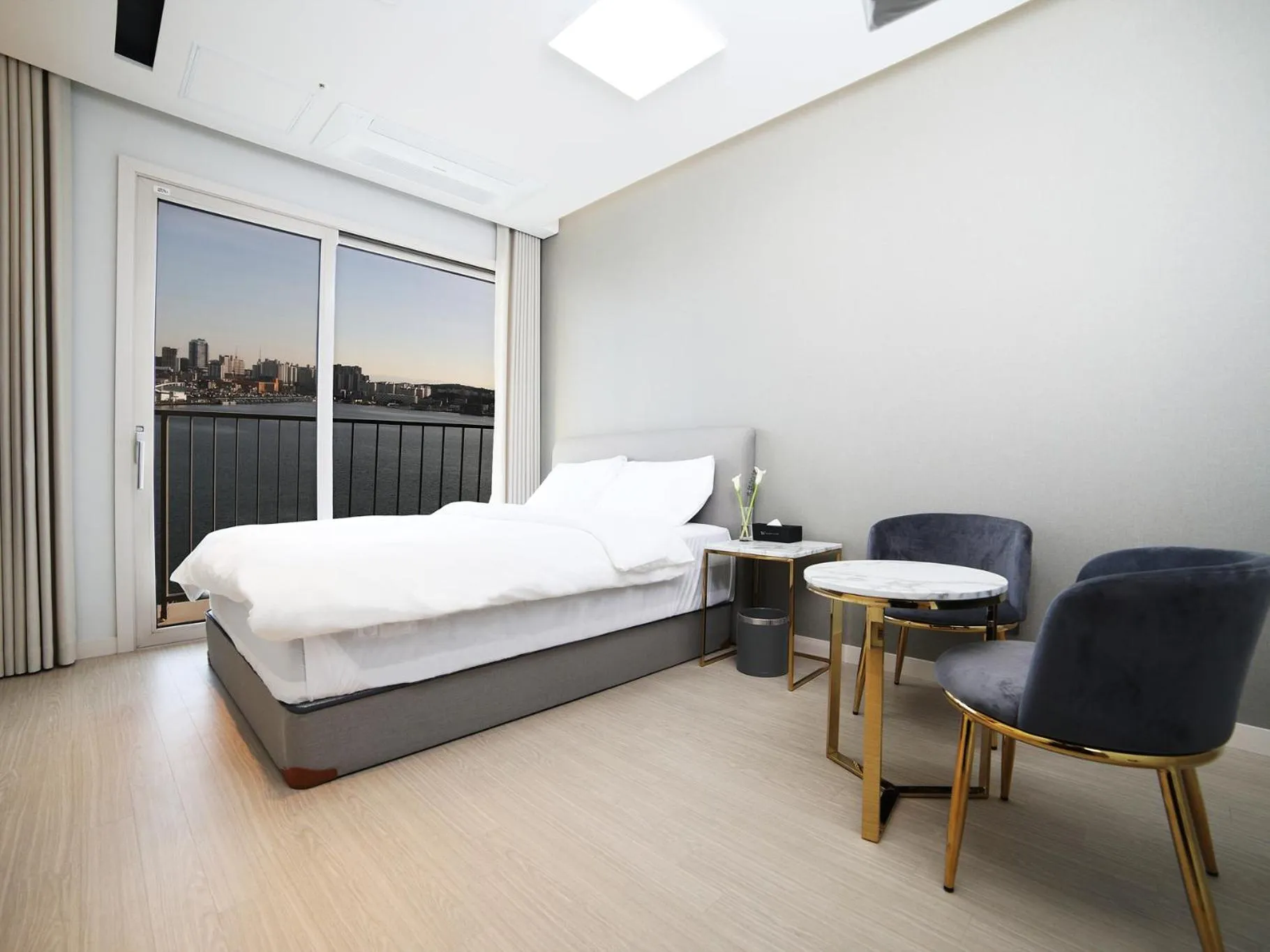 Bed in World State Hotel Sokcho