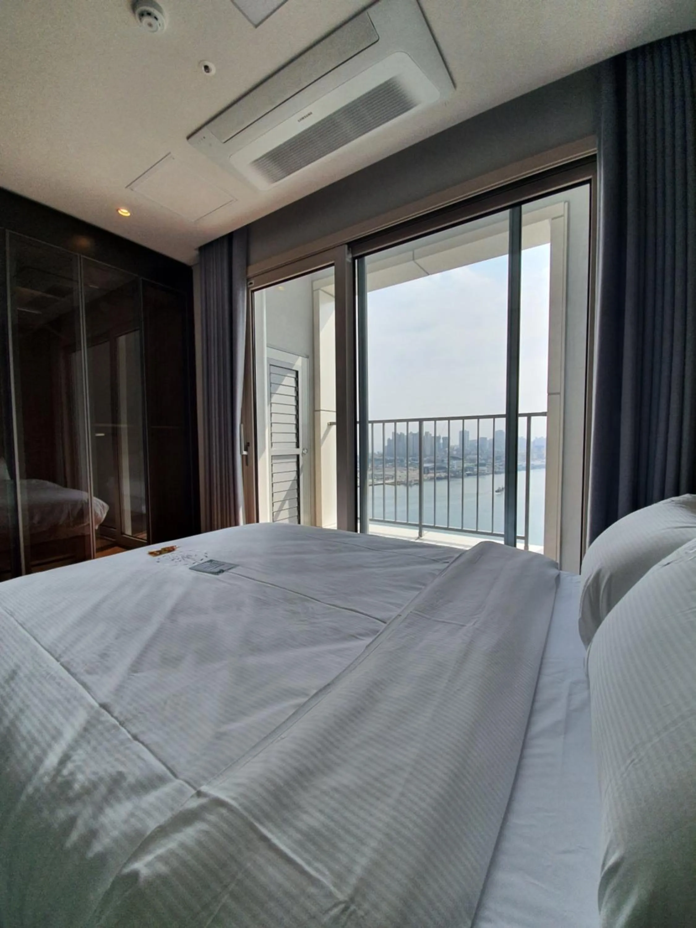 Bed in World State Hotel Sokcho