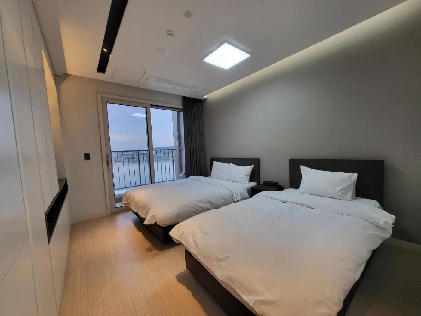 Bed in World State Hotel Sokcho