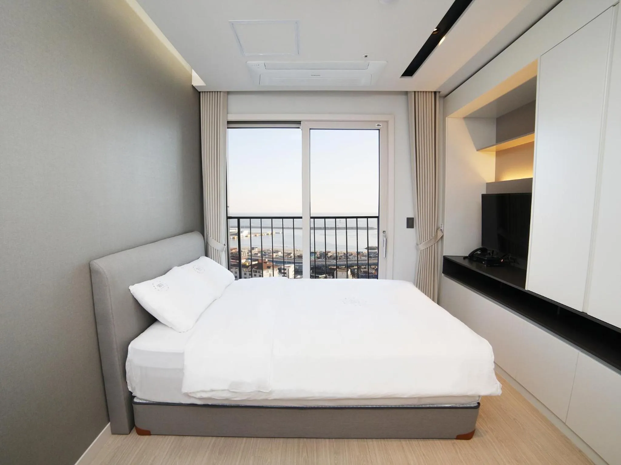Bed in World State Hotel Sokcho