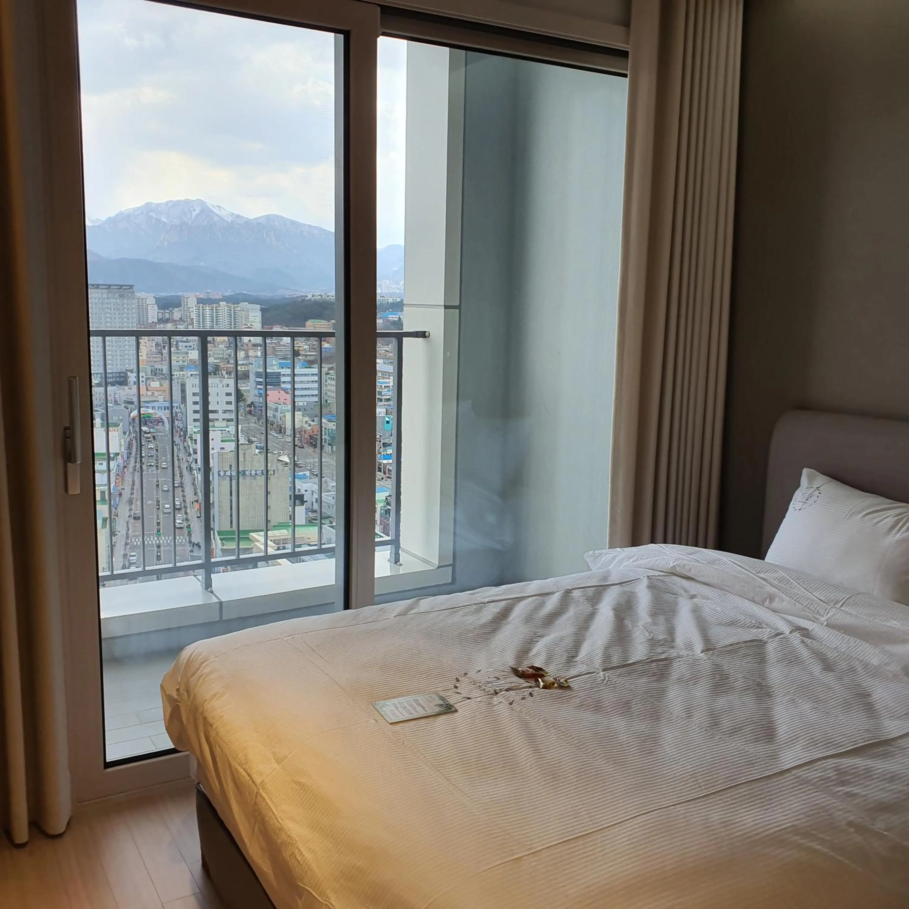 Bed in World State Hotel Sokcho