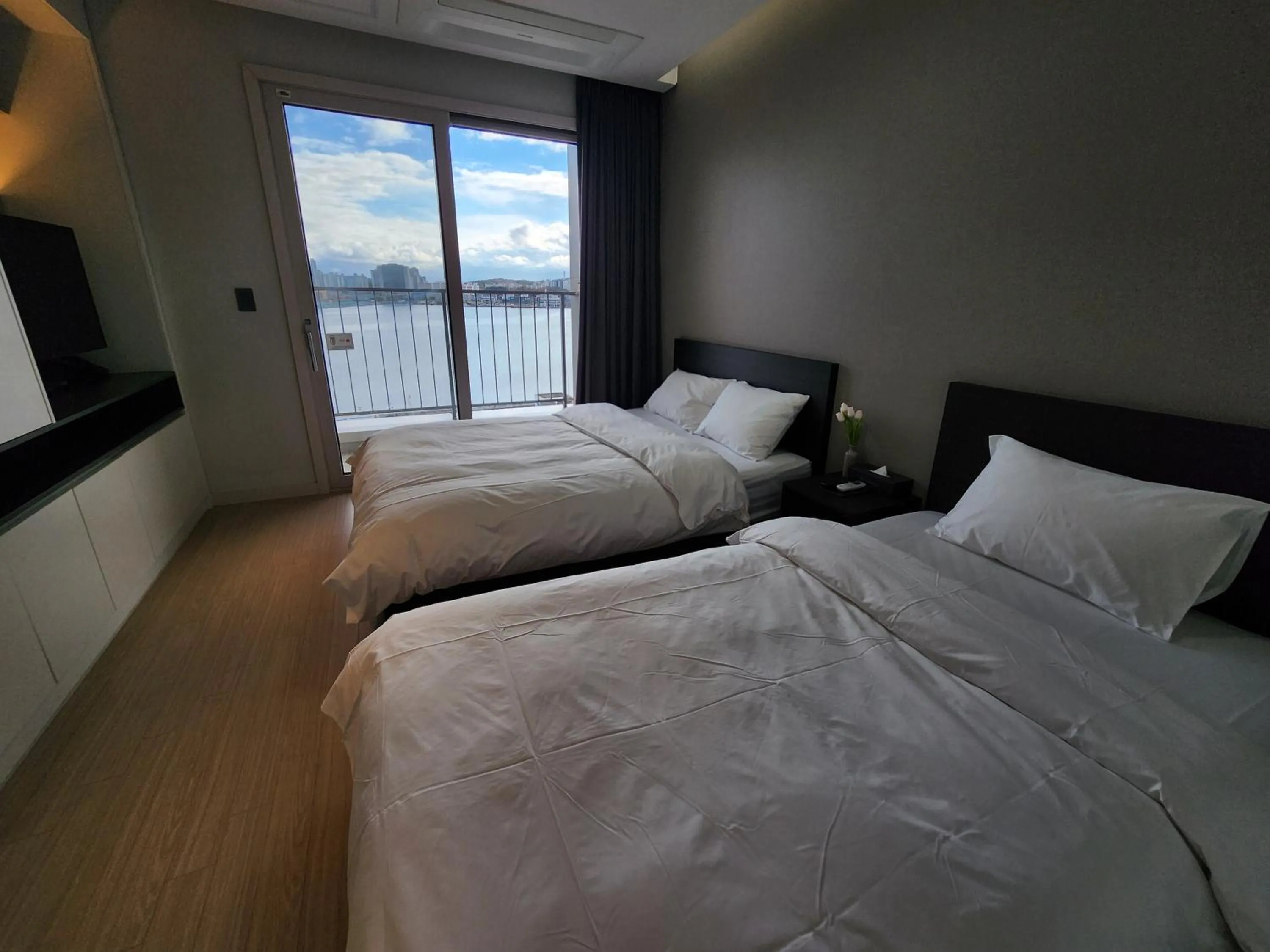 Bed in World State Hotel Sokcho