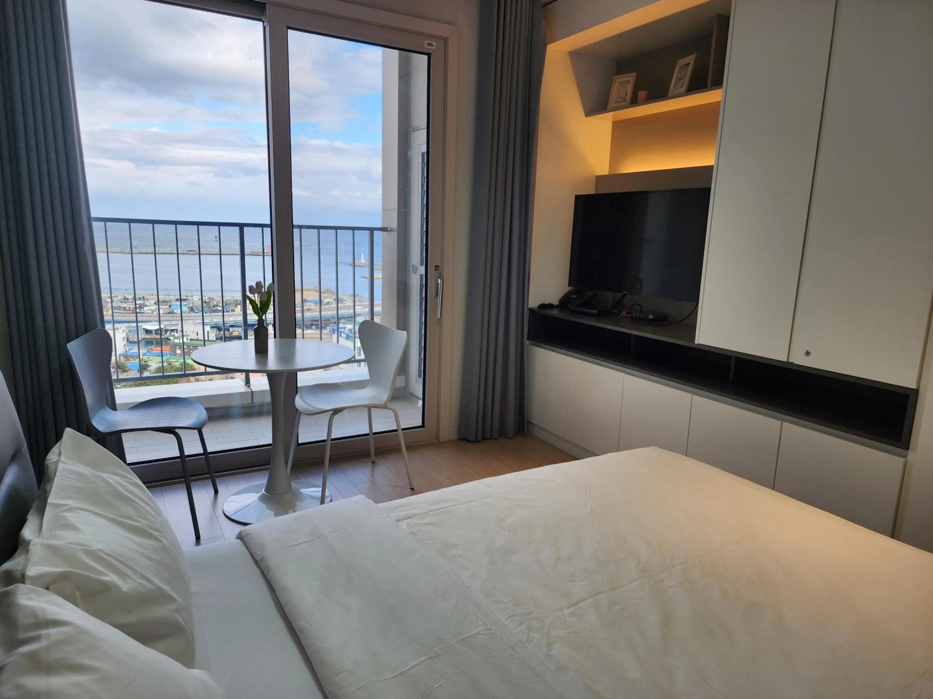 Bed in World State Hotel Sokcho