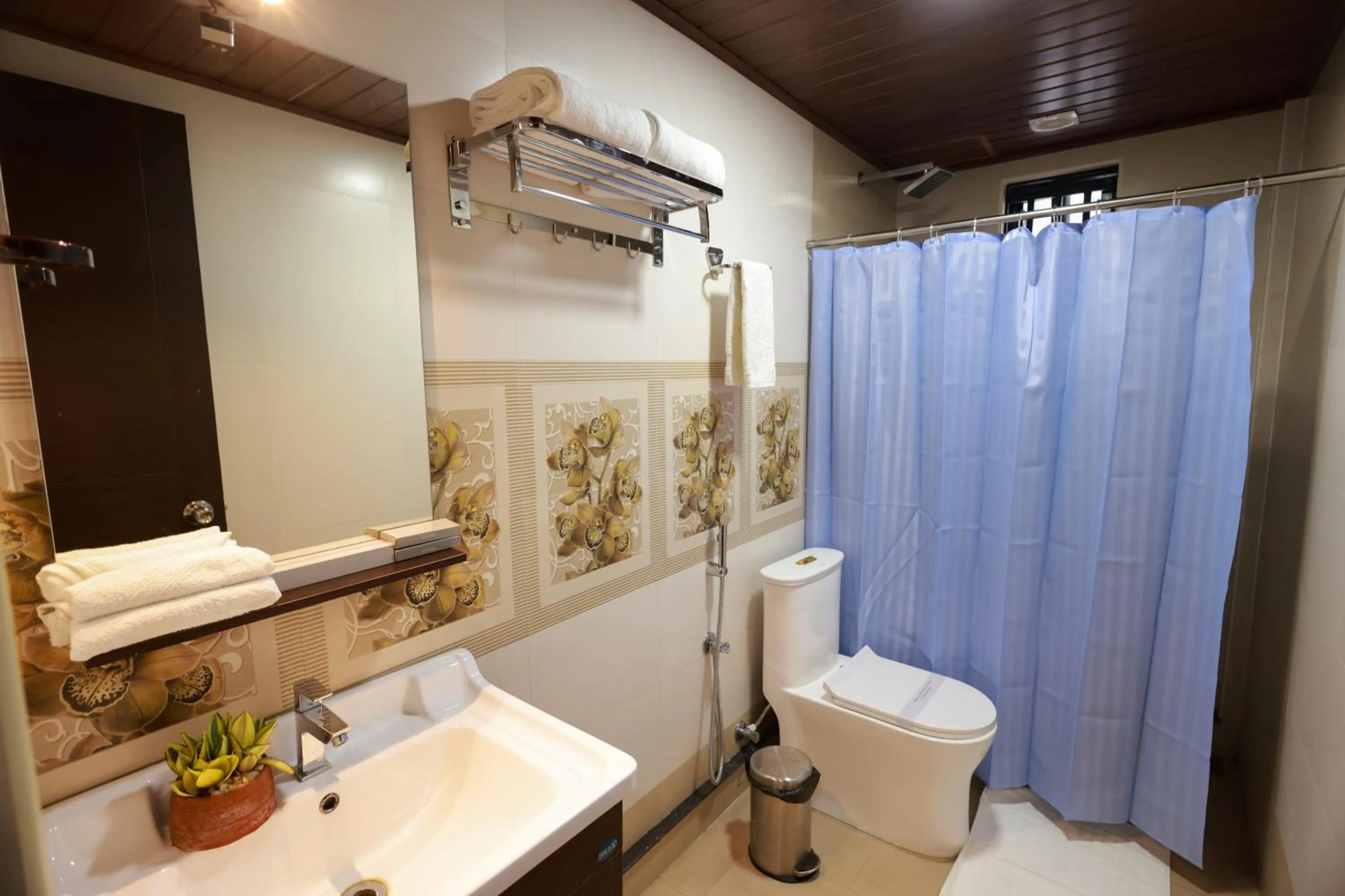 Bathroom in Builda Park inn