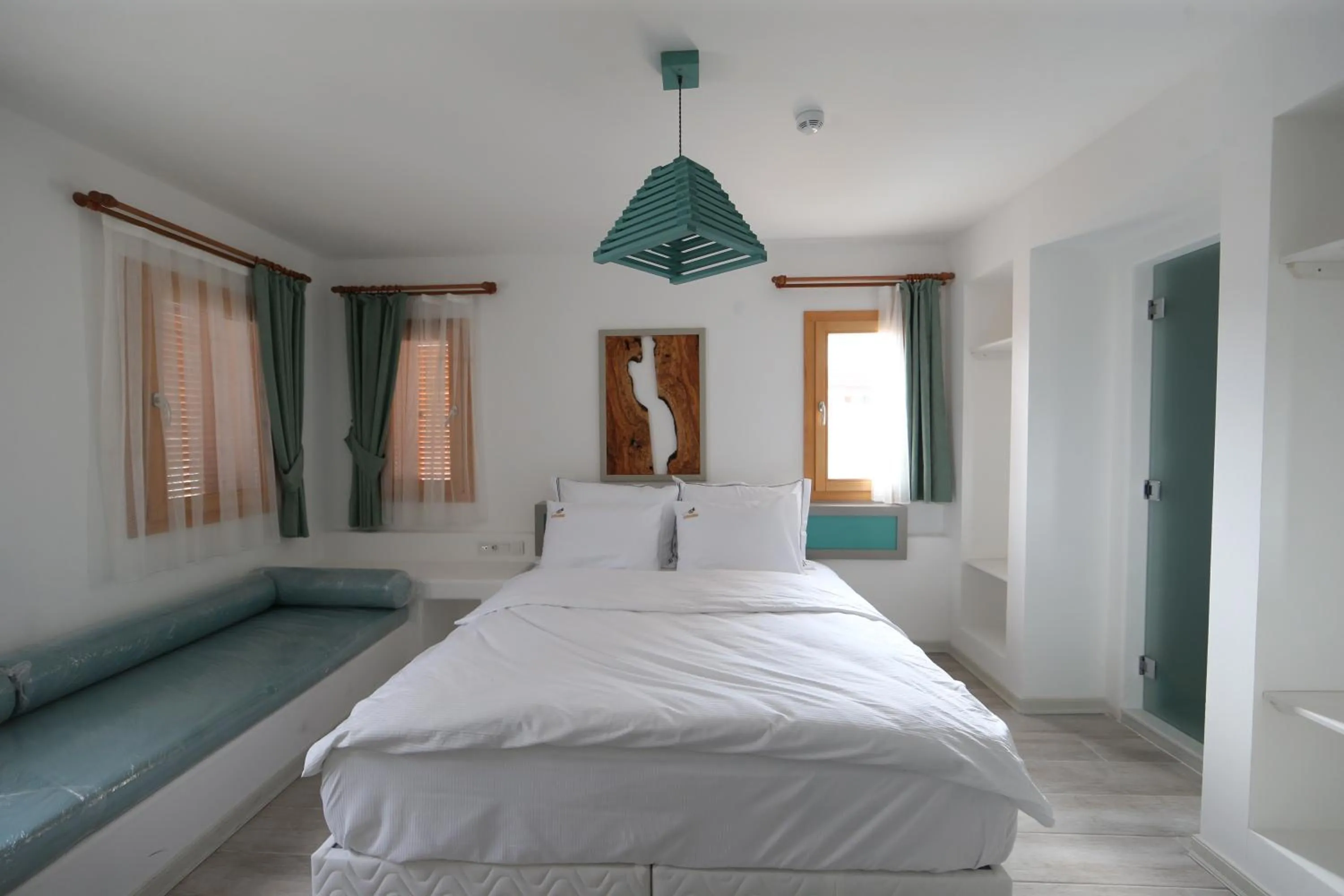 Photo of the whole room, Bed in White Orange