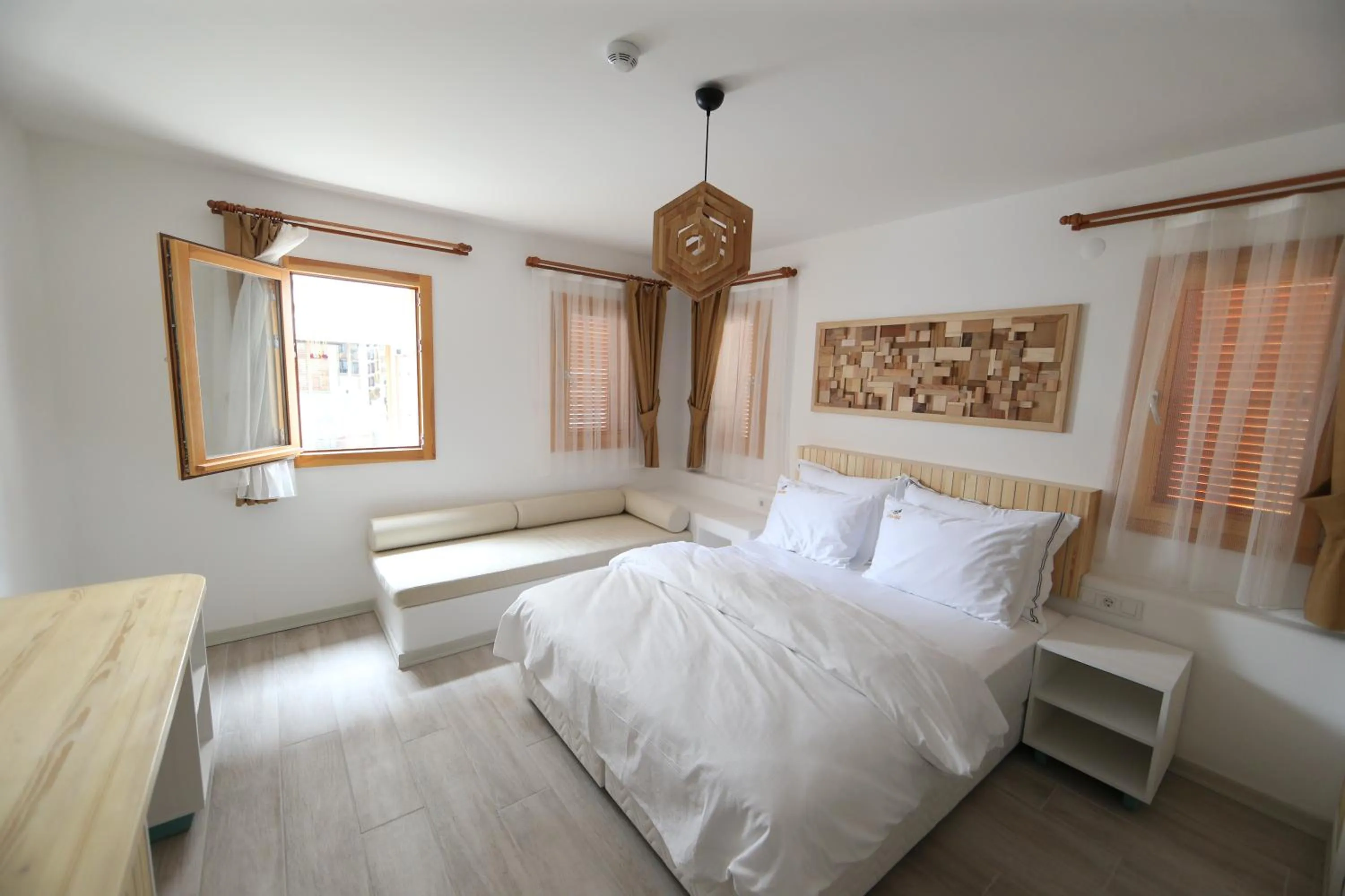 Photo of the whole room, Bed in White Orange