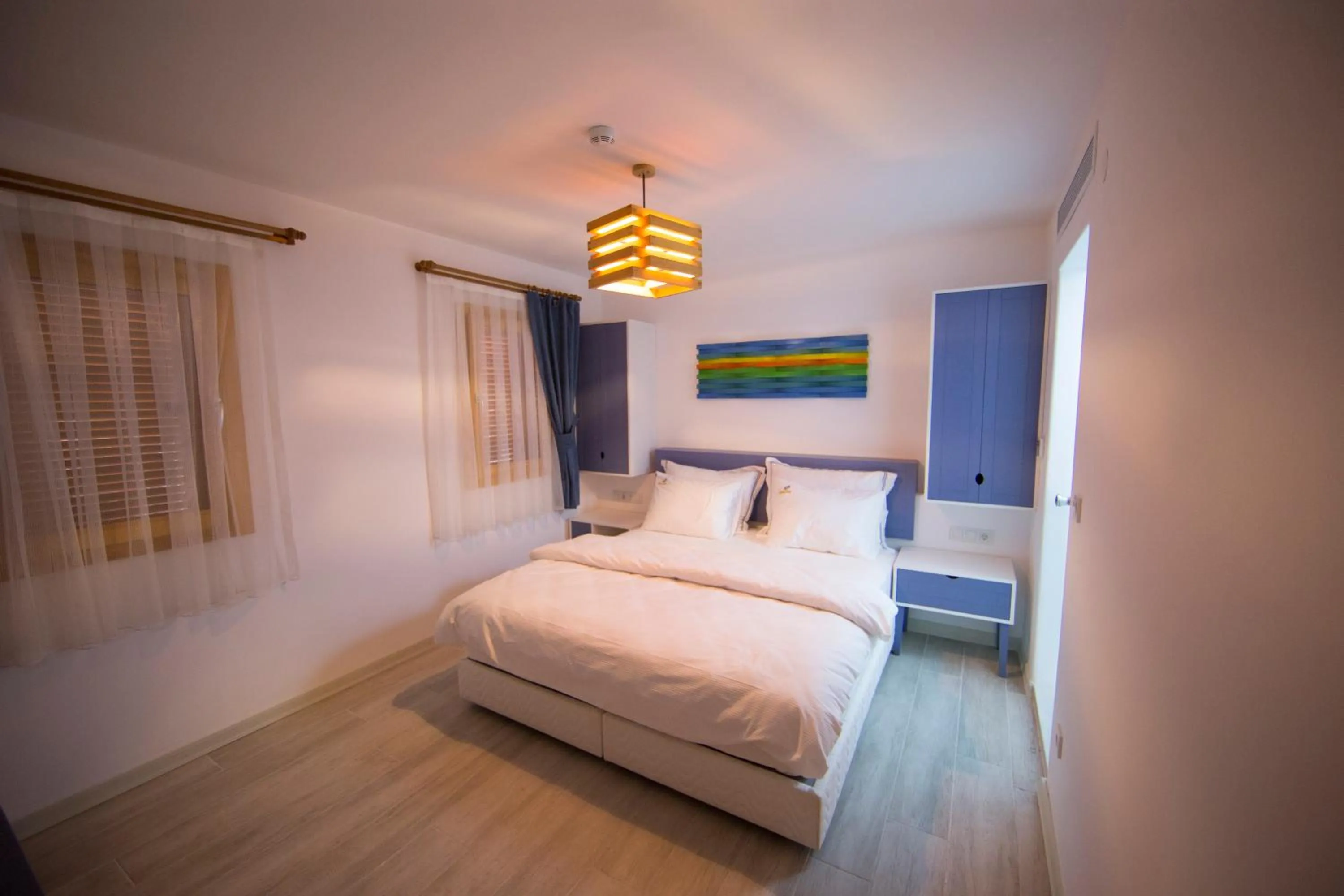 Photo of the whole room, Bed in White Orange