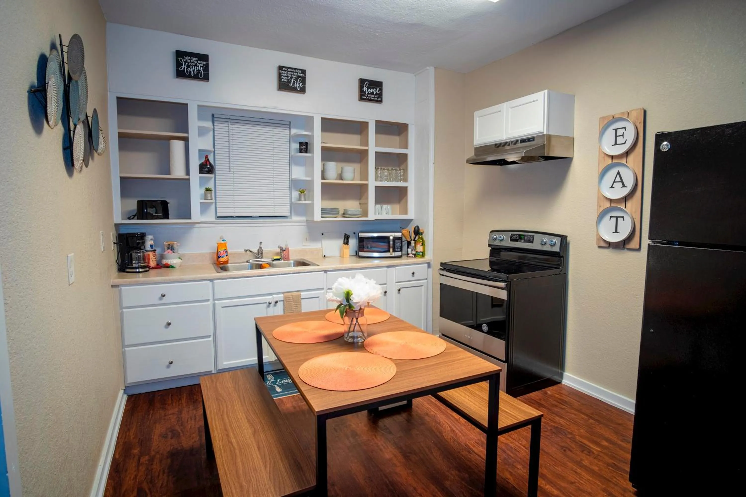Kitchen or kitchenette in Cozy Downtown Guest House 2BR/1BA Sleeps 8