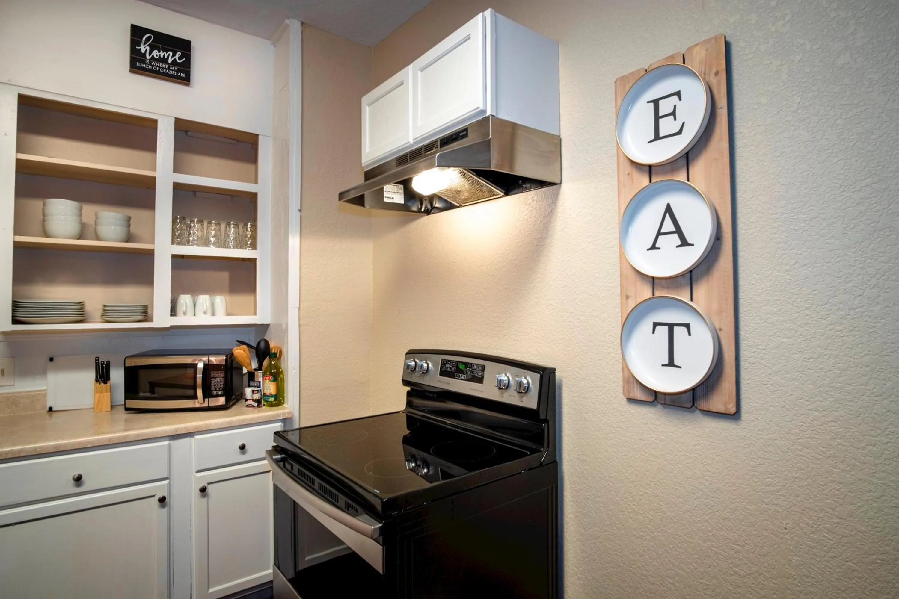 Kitchen or kitchenette in Cozy Downtown Guest House 2BR/1BA Sleeps 8