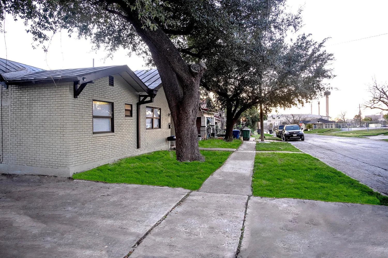 Property building in Cozy Downtown Guest House 2BR/1BA Sleeps 8