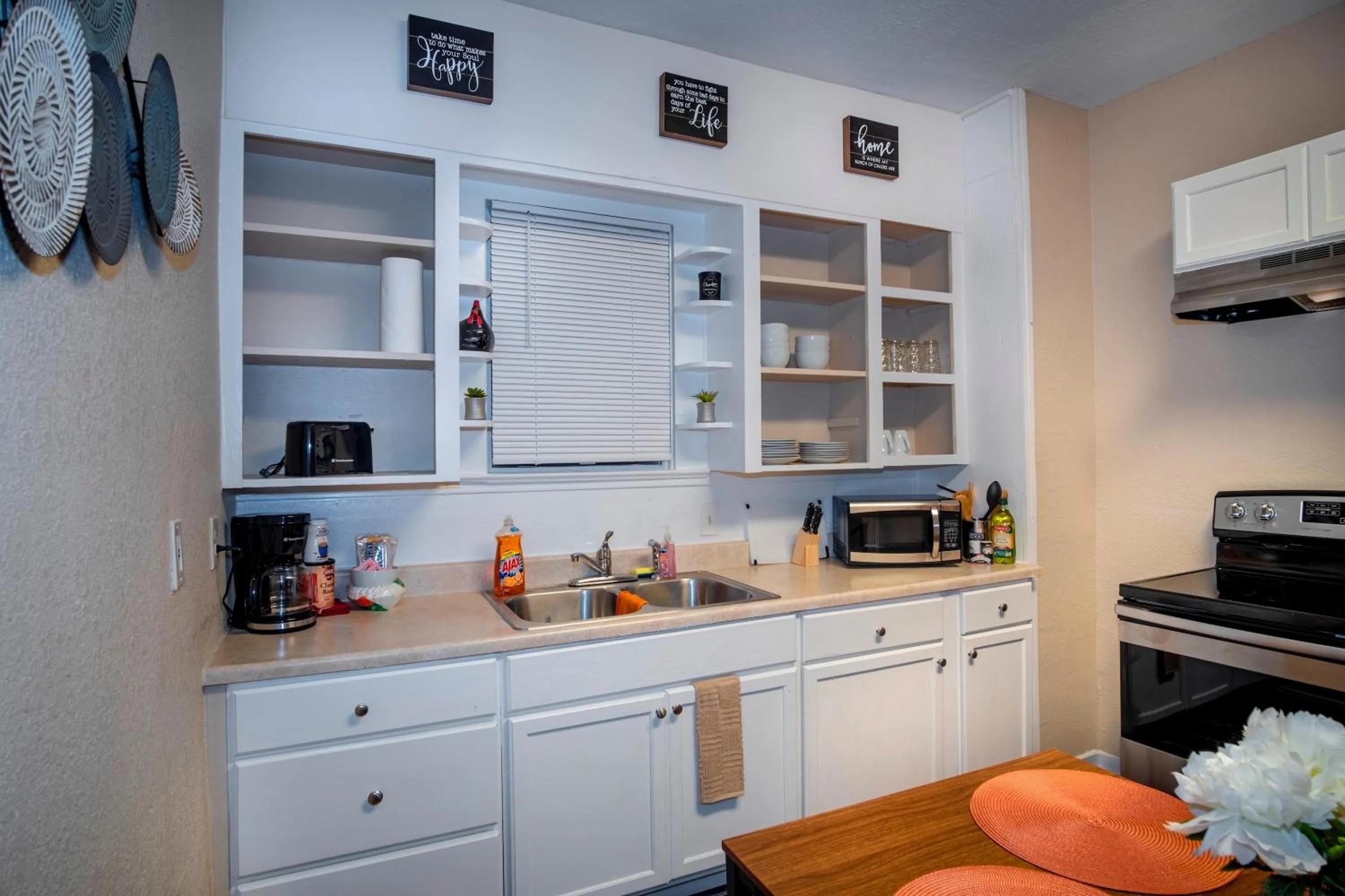 Kitchen or kitchenette in Cozy Downtown Guest House 2BR/1BA Sleeps 8