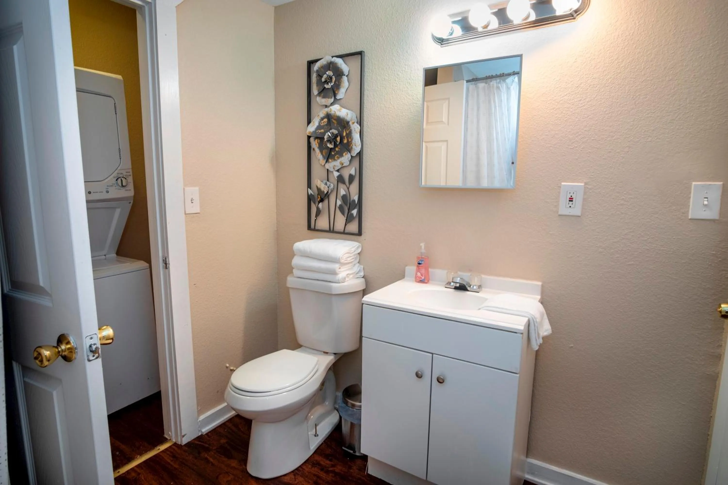 Toilet in Cozy Downtown Guest House 2BR/1BA Sleeps 8