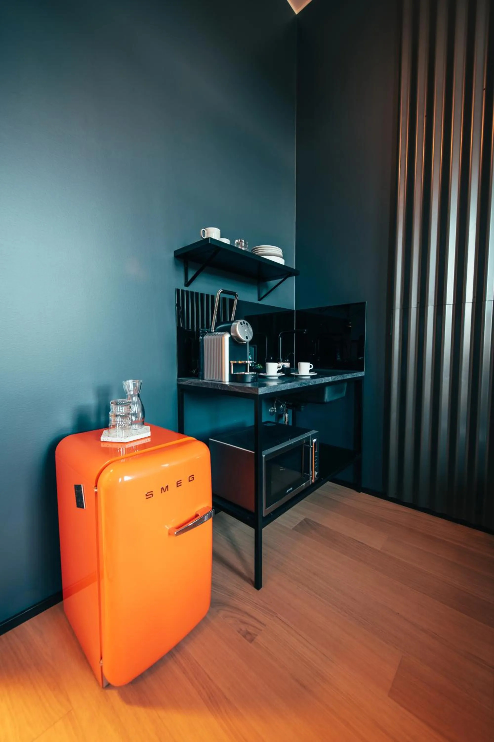 Kitchen or kitchenette in The Folks Hotel Konepaja