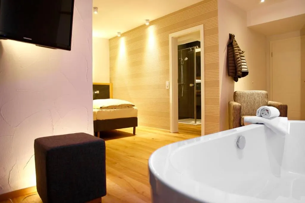 Bathroom, Bed in Flair Hotel Nieder