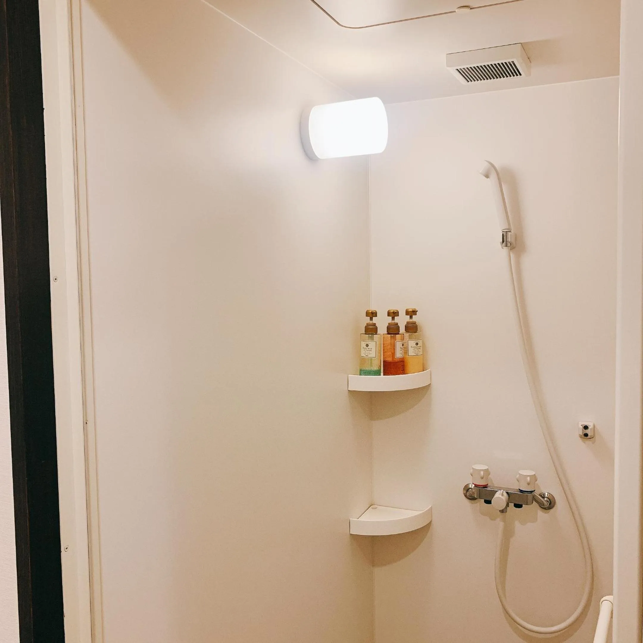 Shower in Hilo Hostel