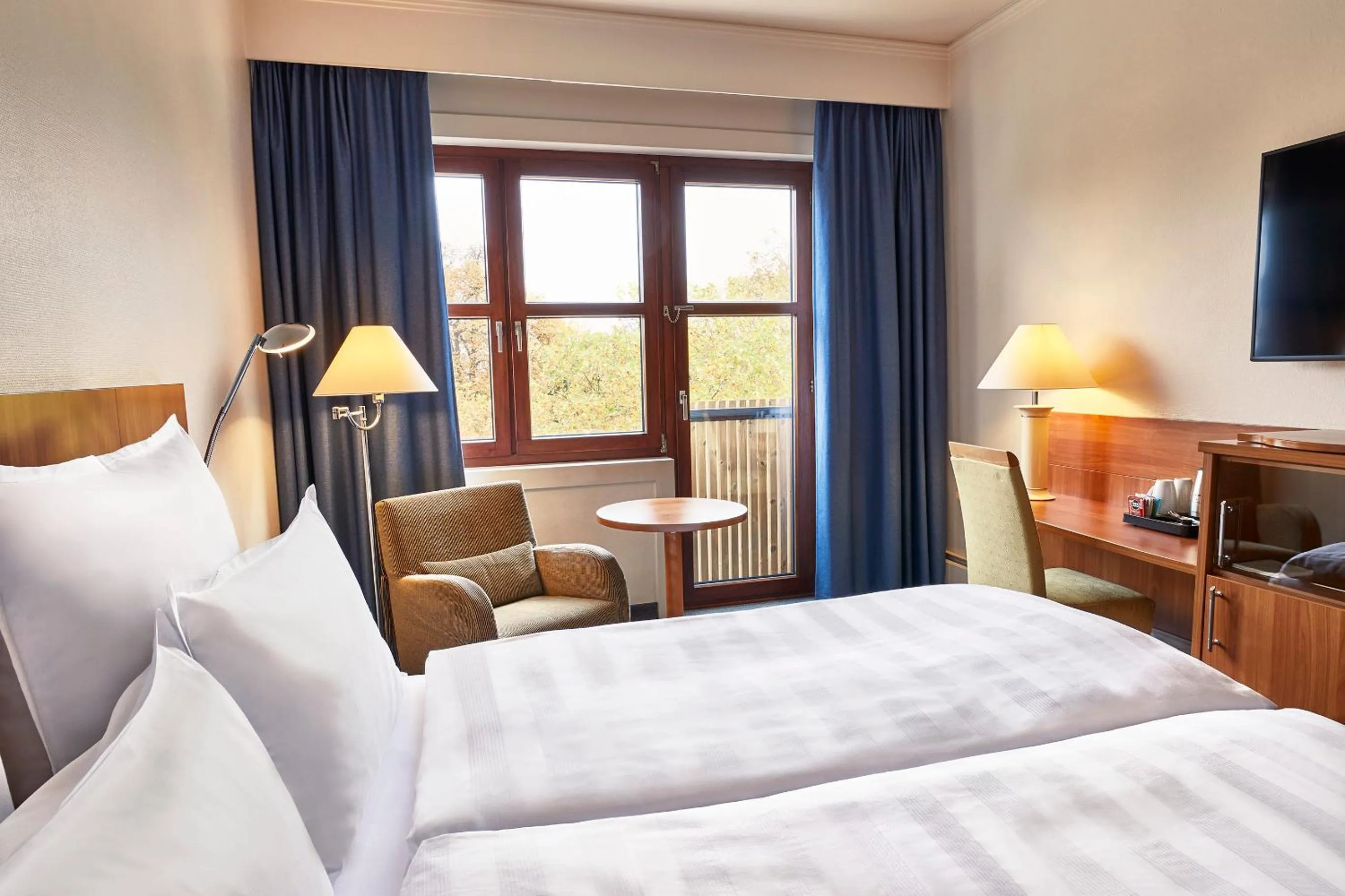 Photo of the whole room, Bed in Steigenberger Hotel Conti Hansa Kiel