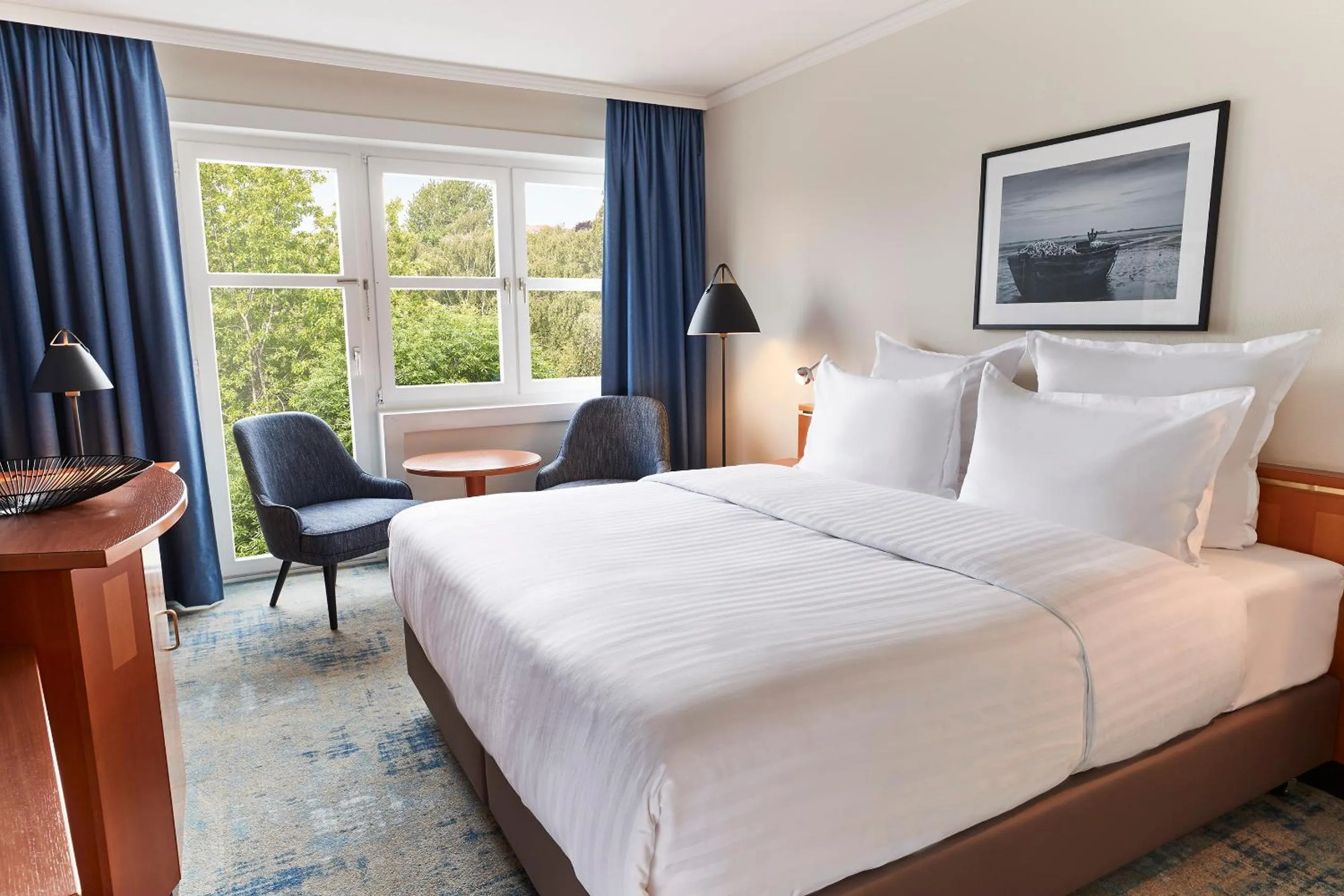 Photo of the whole room, Bed in Steigenberger Hotel Conti Hansa Kiel