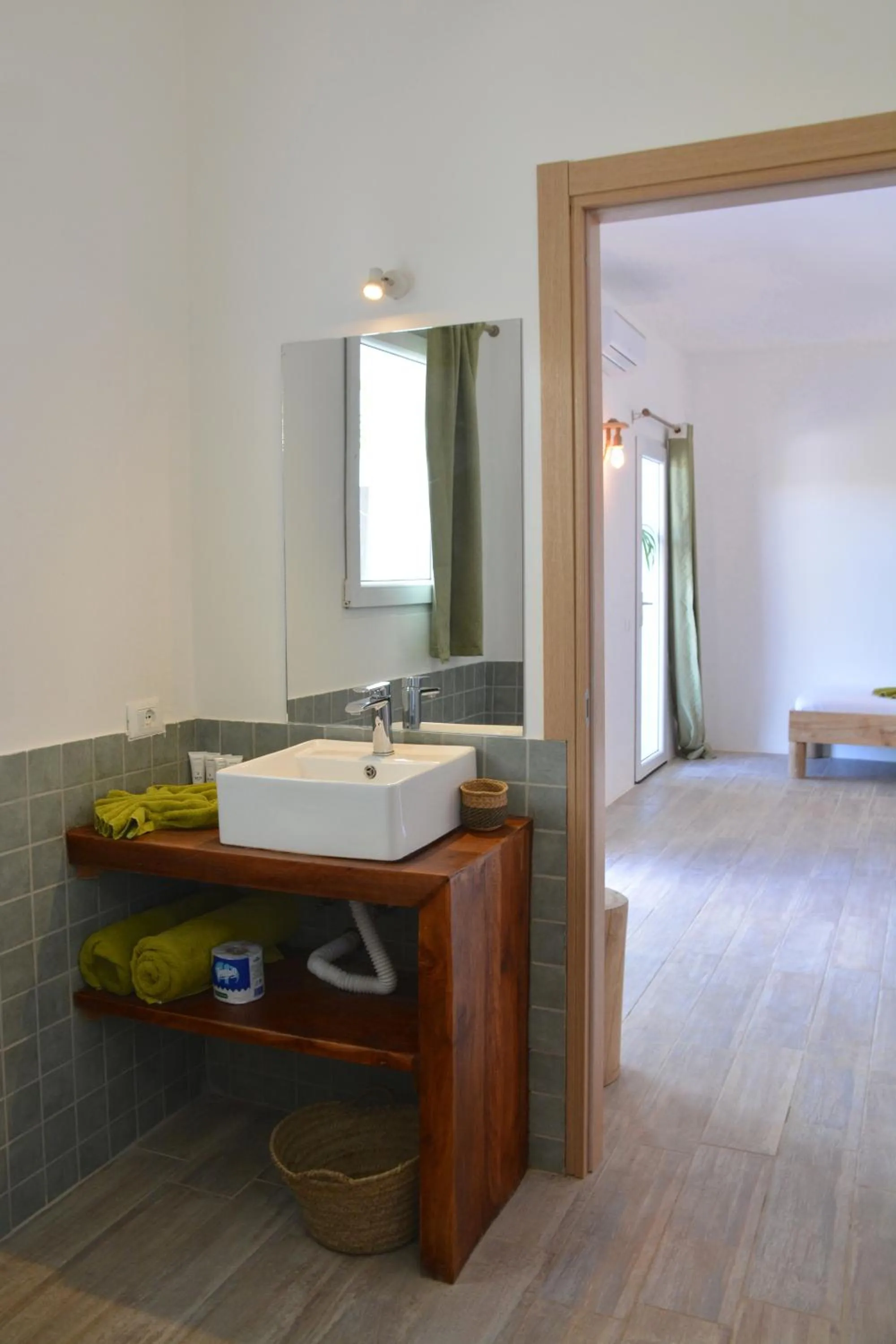 Bathroom, Bed in La Base Hotel