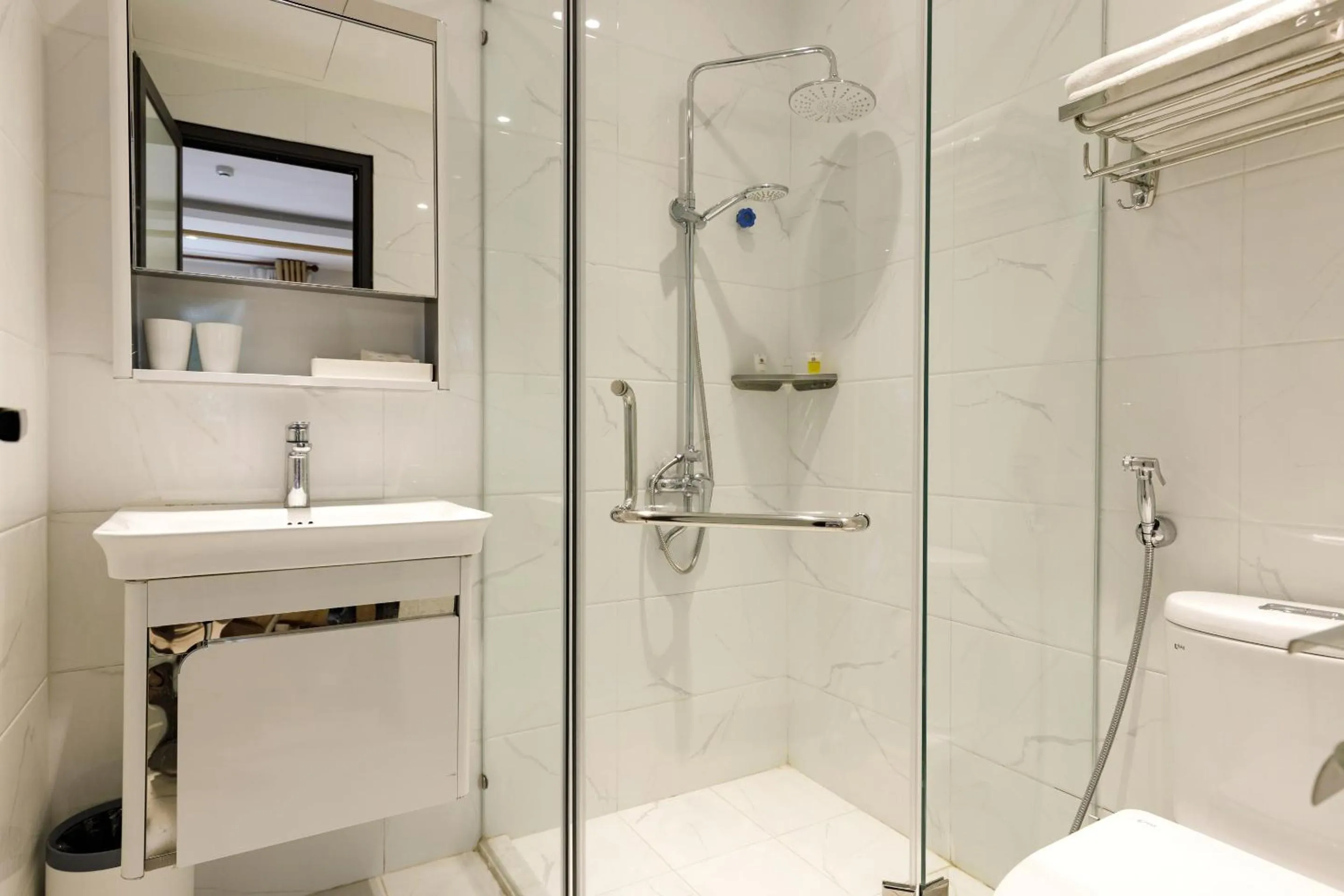 Bathroom in Super OYO Capital O 1169 Le Grand Hanoi Hotel - The Charm