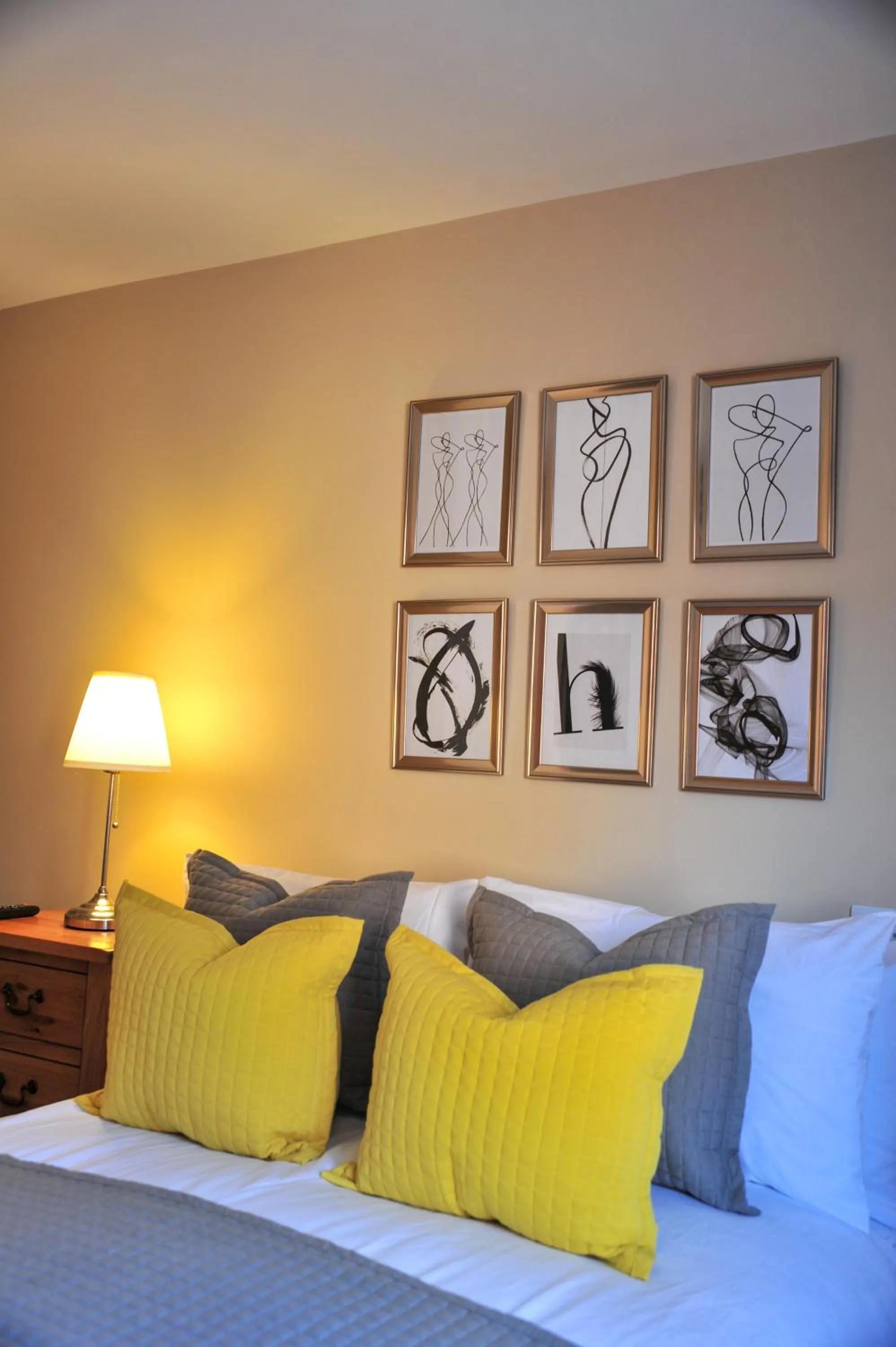 Bedroom, Bed in The White Hart Rooms