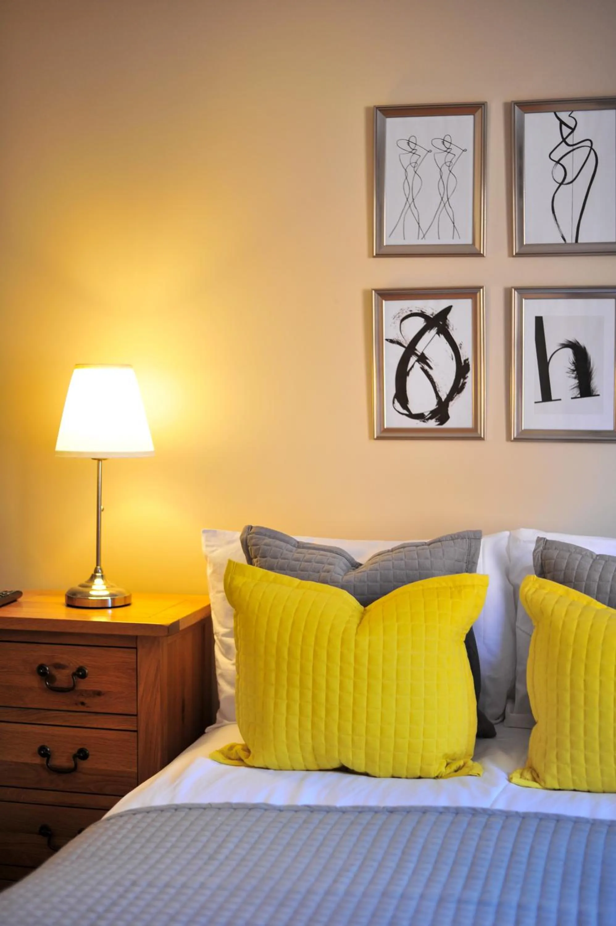 Bedroom, Bed in The White Hart Rooms