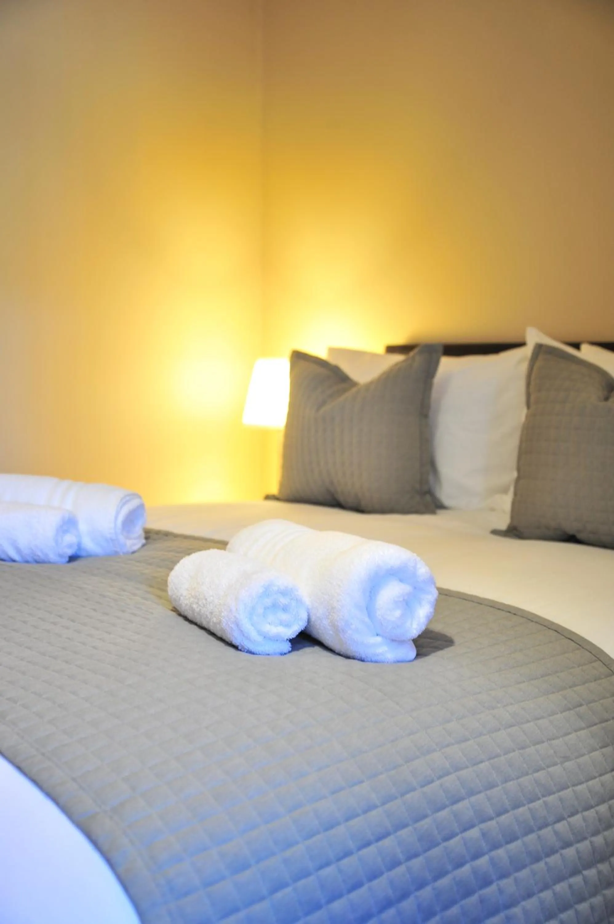 Bedroom, Bed in The White Hart Rooms