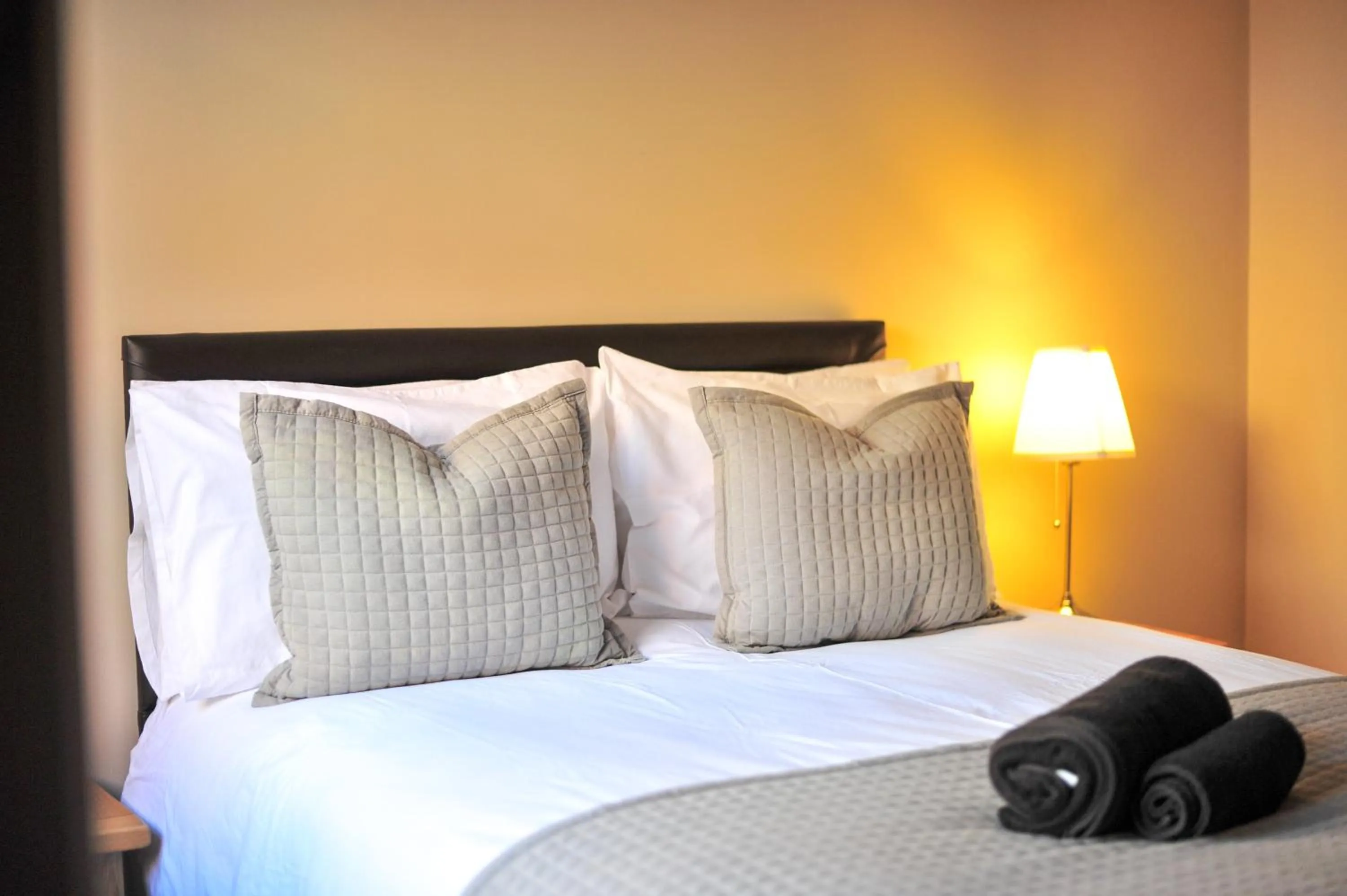 Bedroom, Bed in The White Hart Rooms