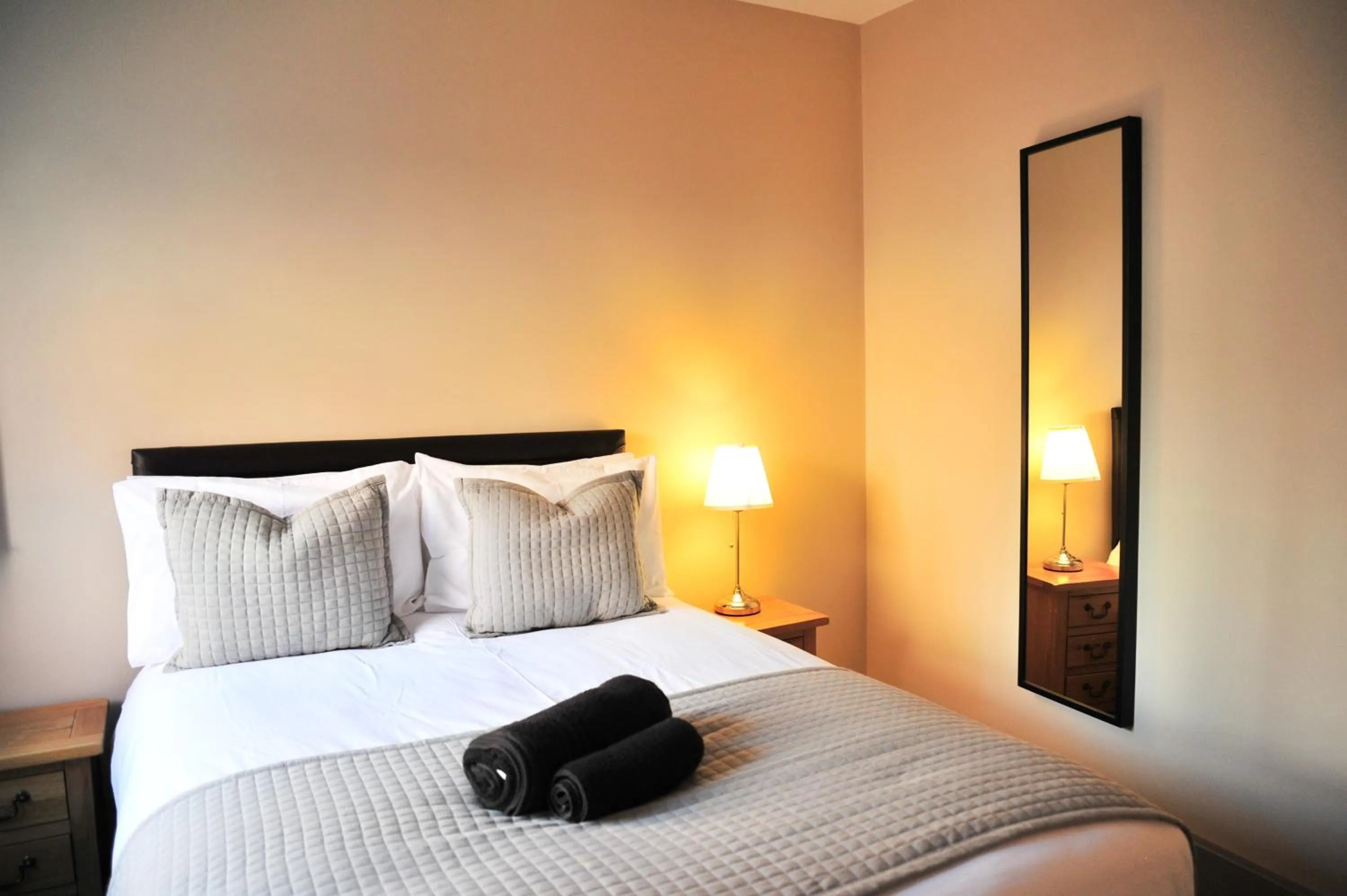 Bedroom, Bed in The White Hart Rooms