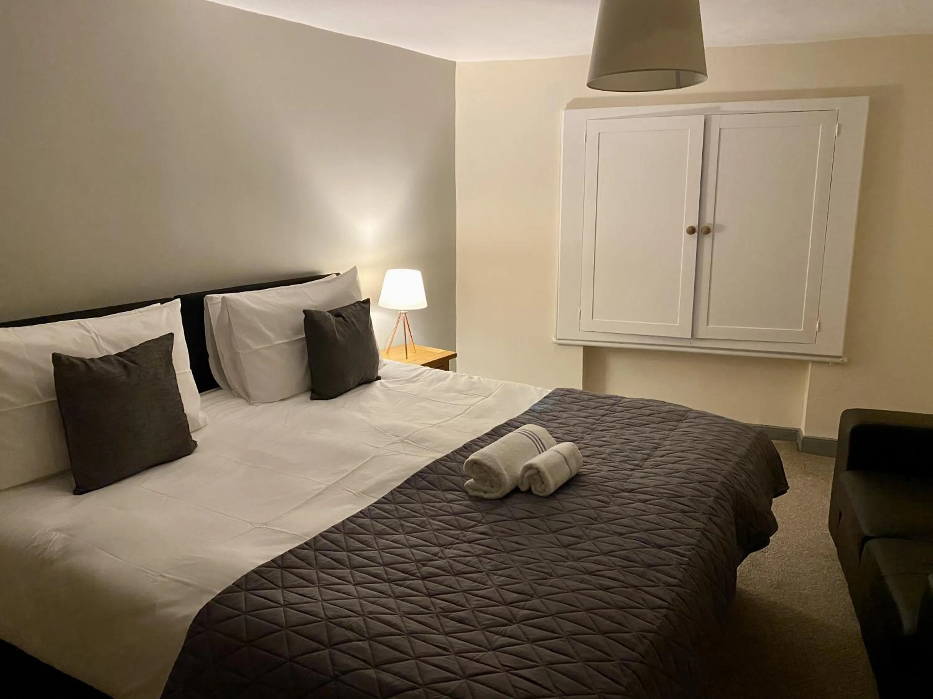 Bedroom, Bed in The White Hart Rooms