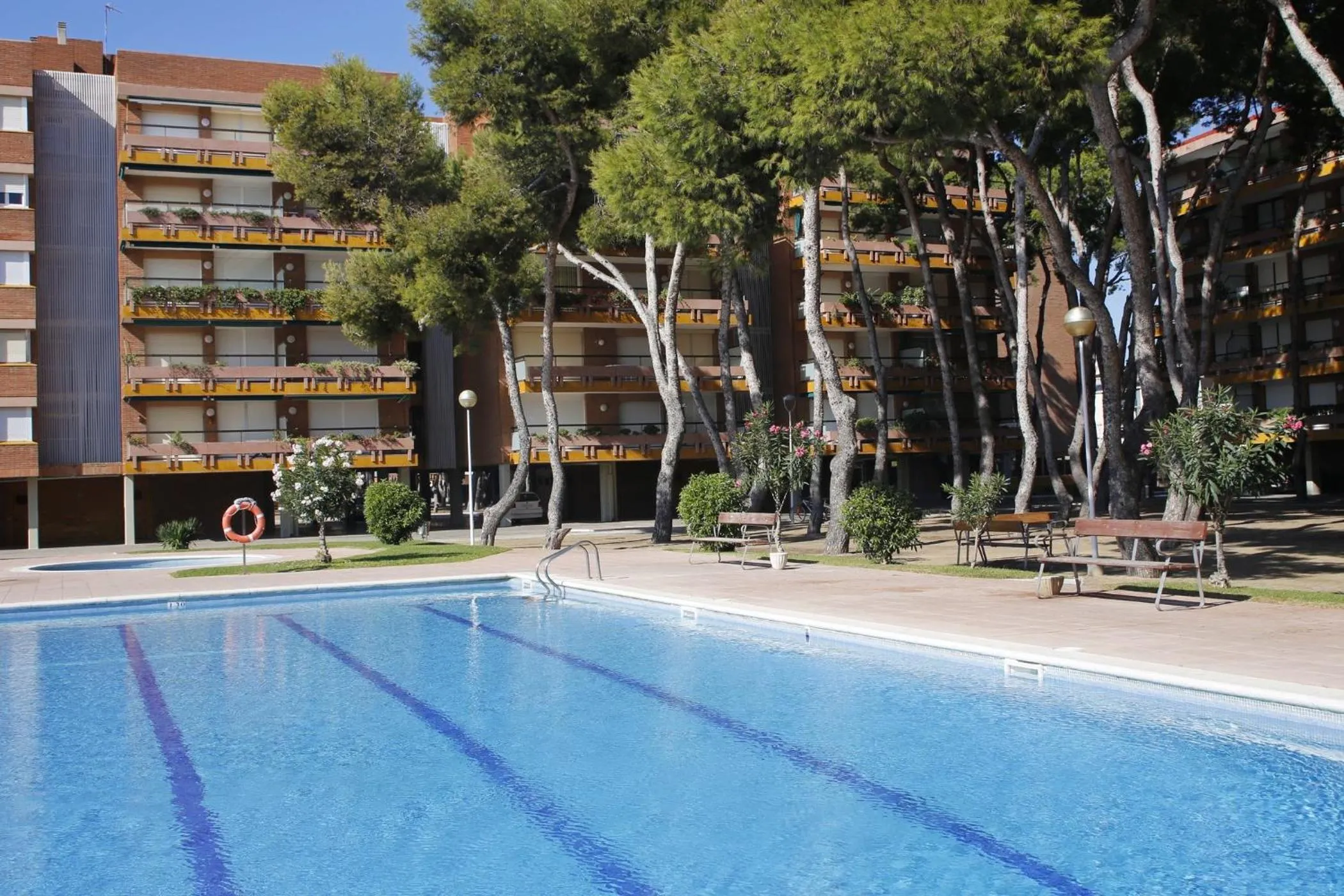AT125 Els Pins, comunidad con piscina en 1ra línea de la playa