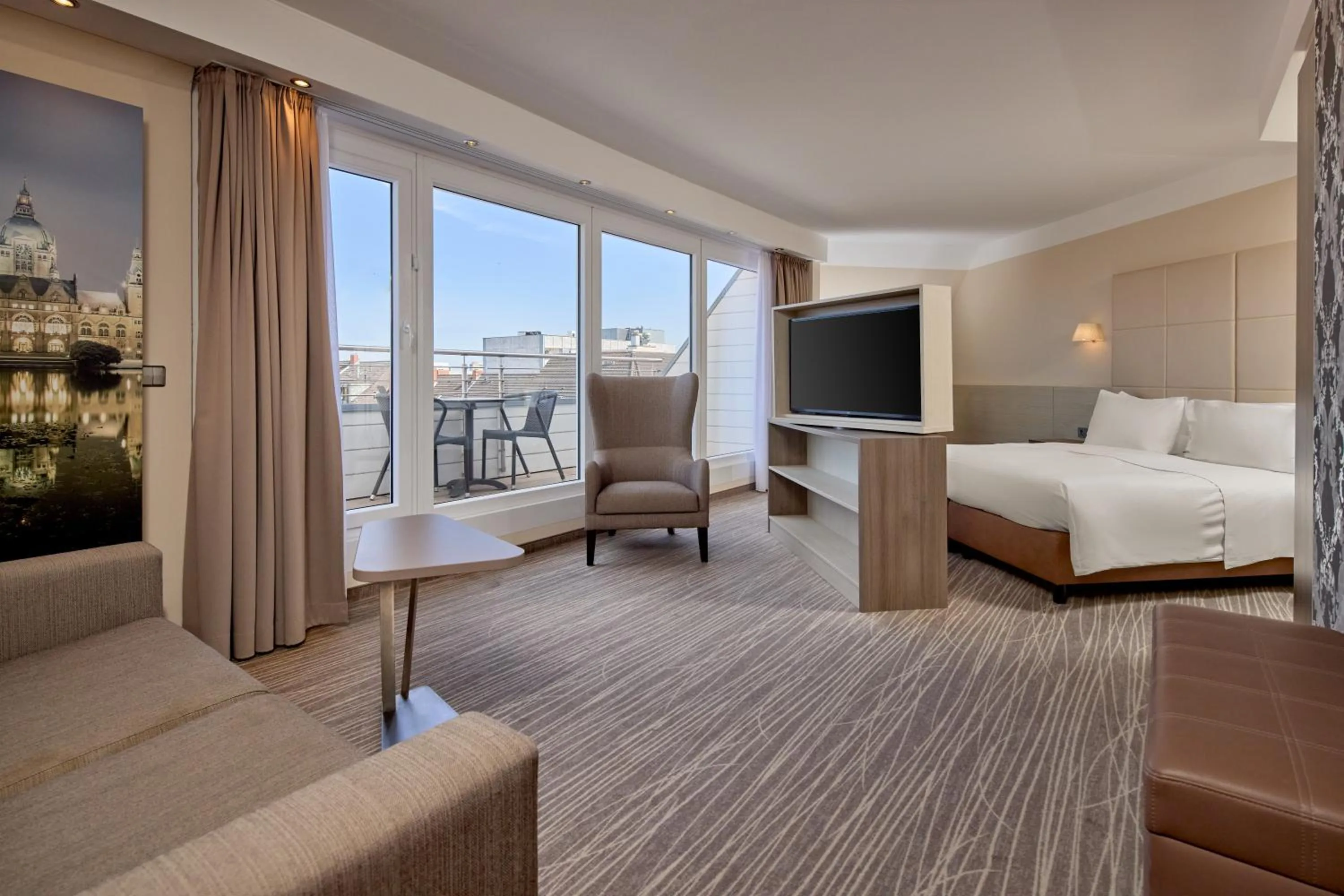 Photo of the whole room, Bed in DoubleTree by Hilton Hannover Schweizerhof