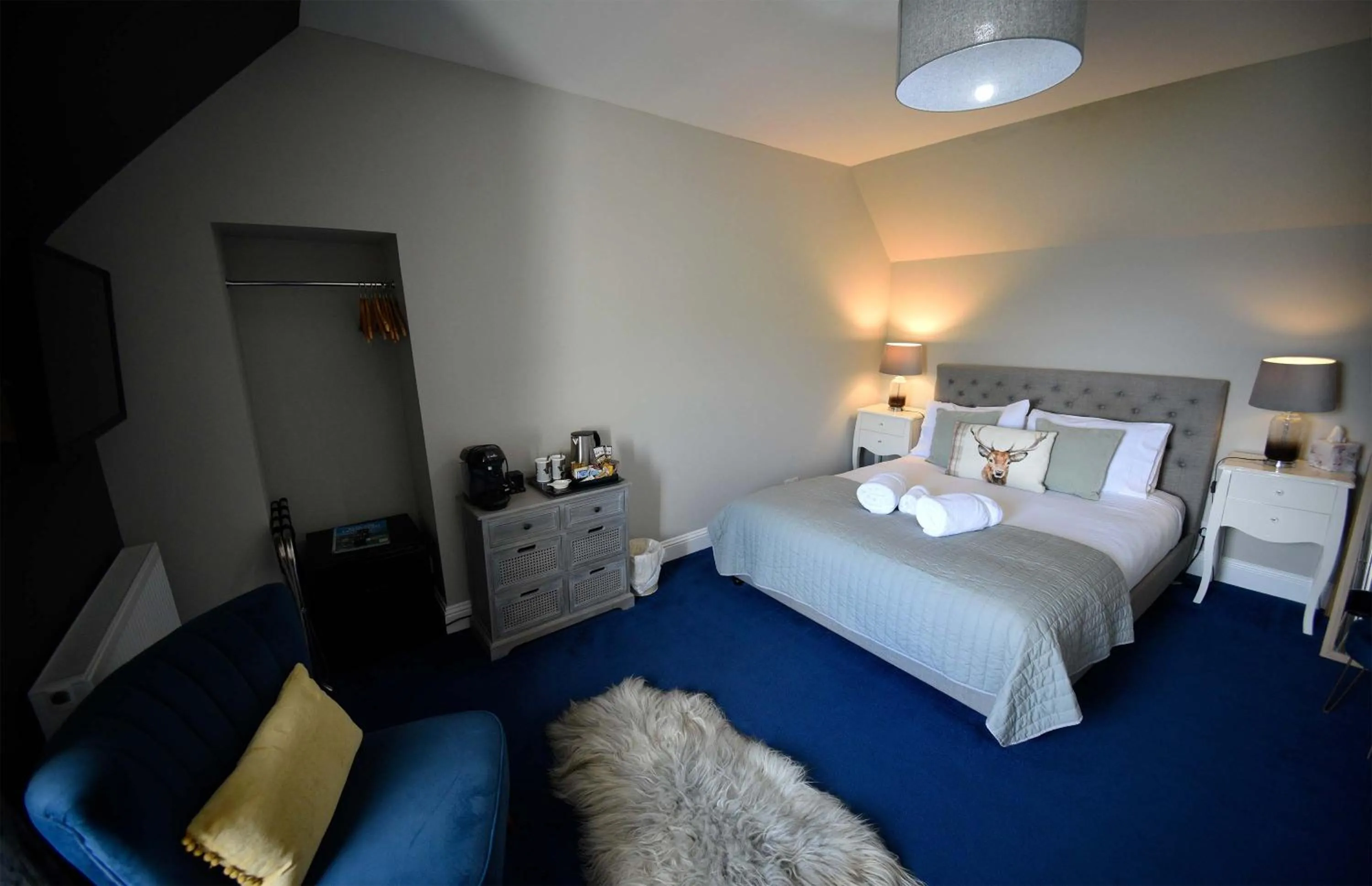 Photo of the whole room, Bed in Rockview