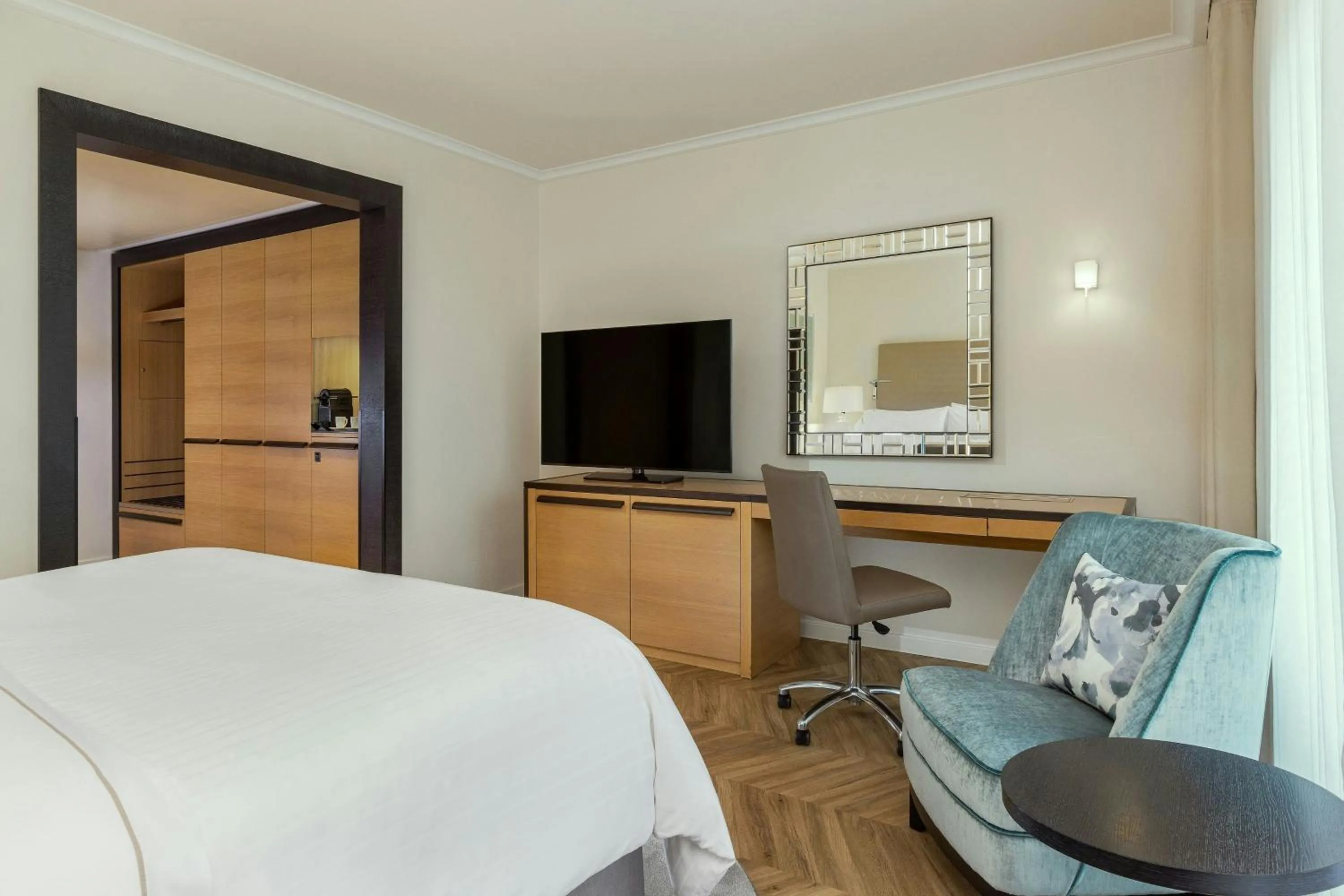 Photo of the whole room, Bed in The Westin Grand Berlin