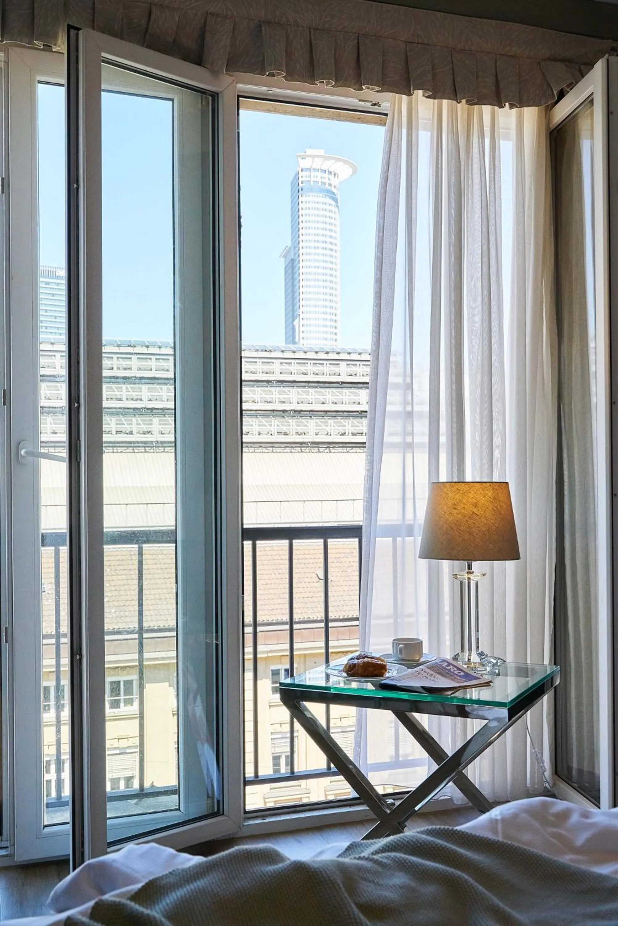 View (from property/room), Bed in Hotel Monopol - Central Station