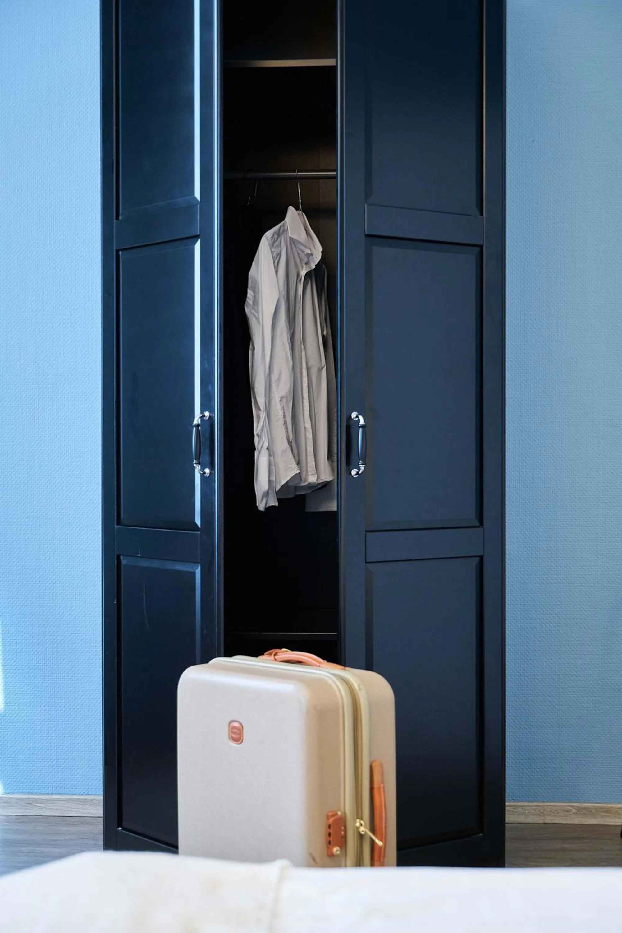 wardrobe, Bed in Hotel Monopol - Central Station