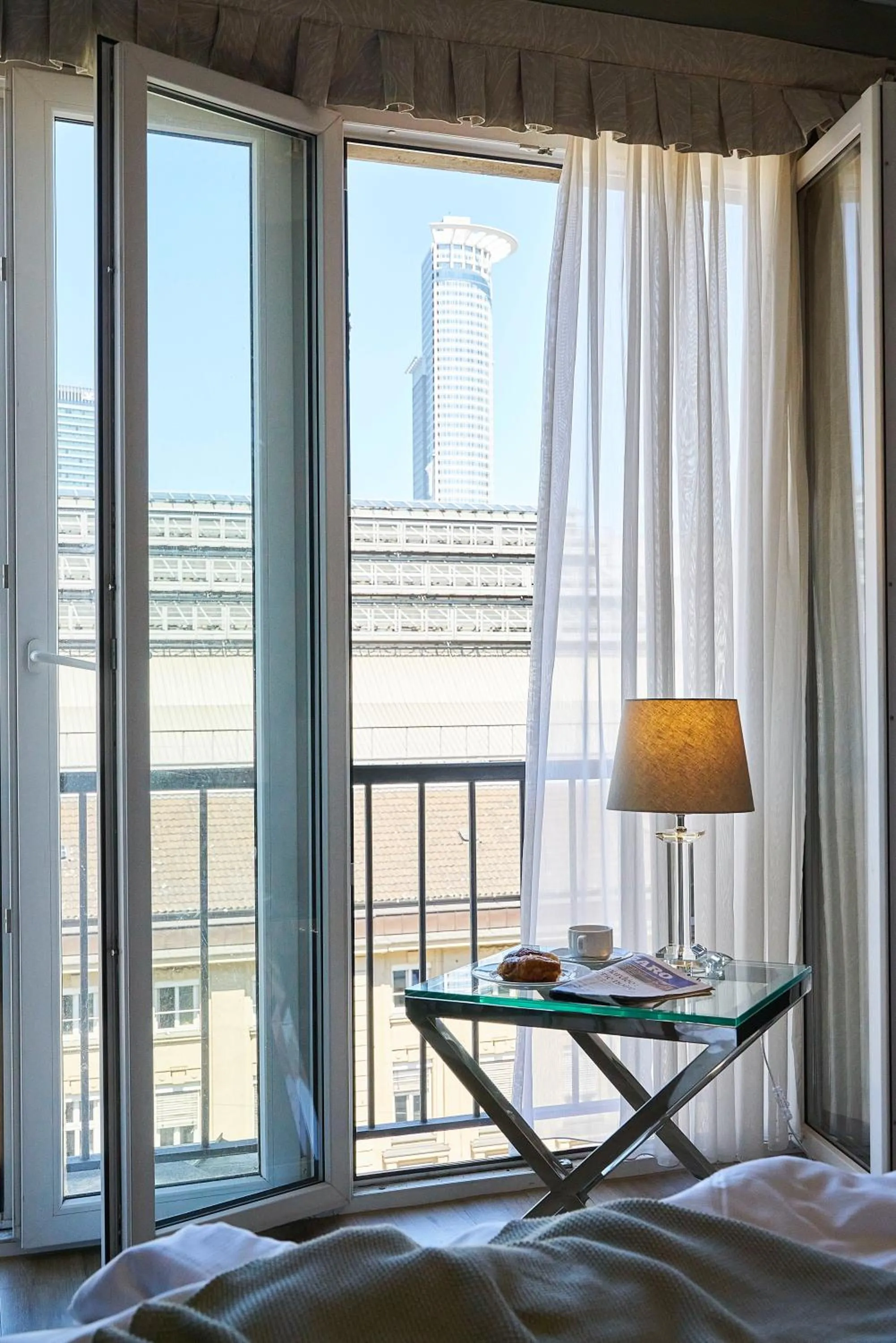 View (from property/room), Bed in Hotel Monopol - Central Station