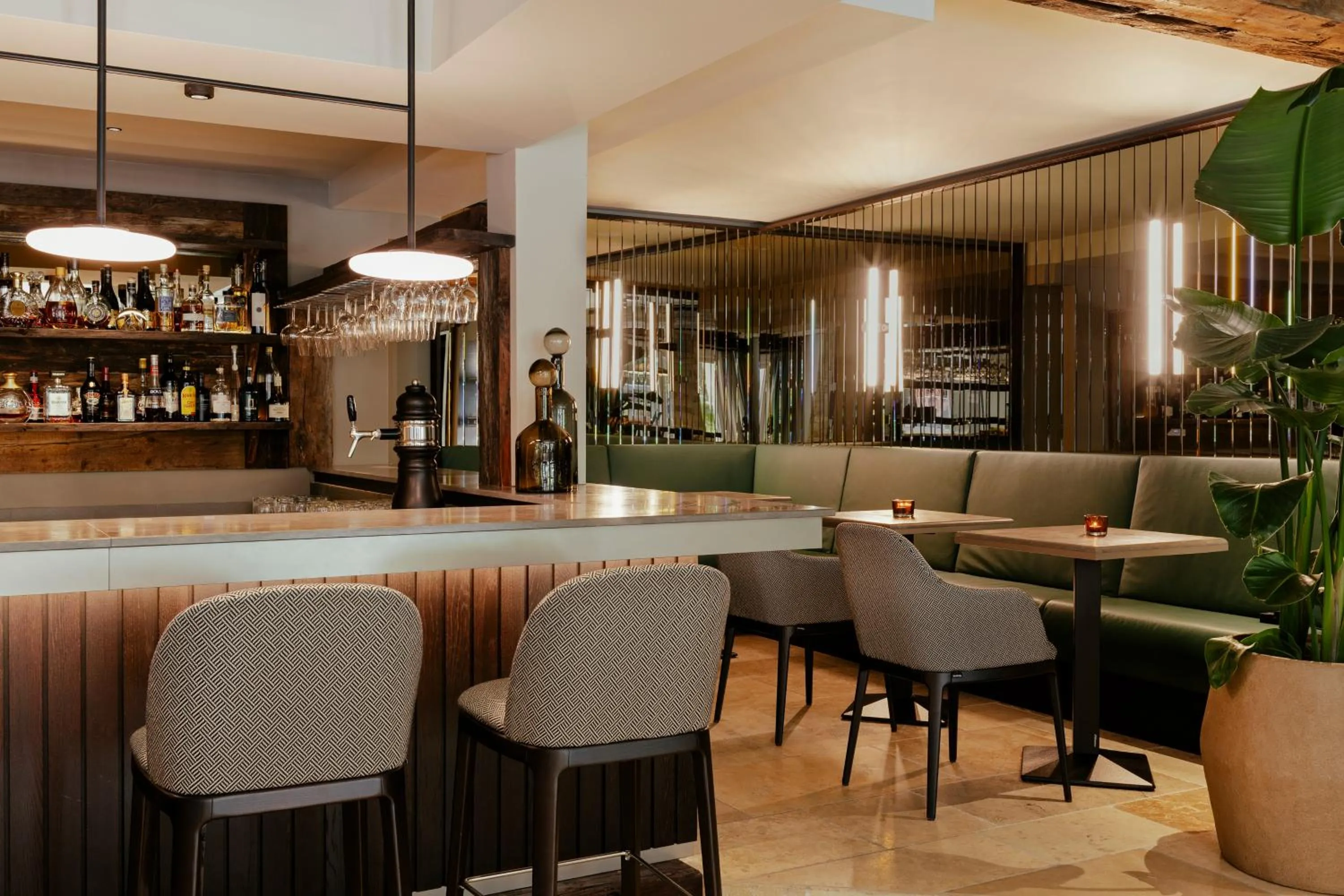 Lounge or bar in SCHLOSS Zermatt - CBD & Adaptogenic Spa and Sport Hotel