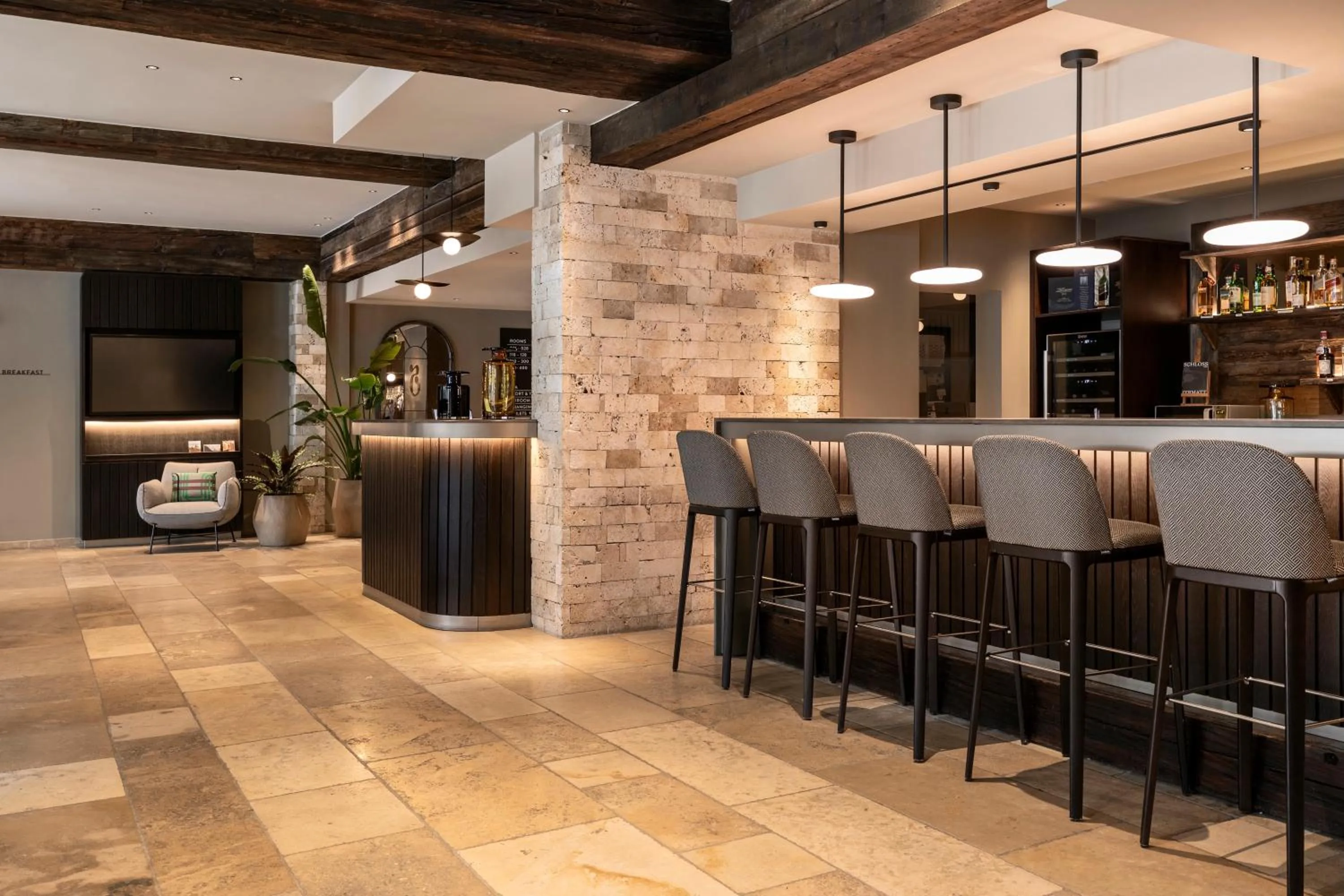 Lounge or bar in SCHLOSS Zermatt - CBD & Adaptogenic Spa and Sport Hotel