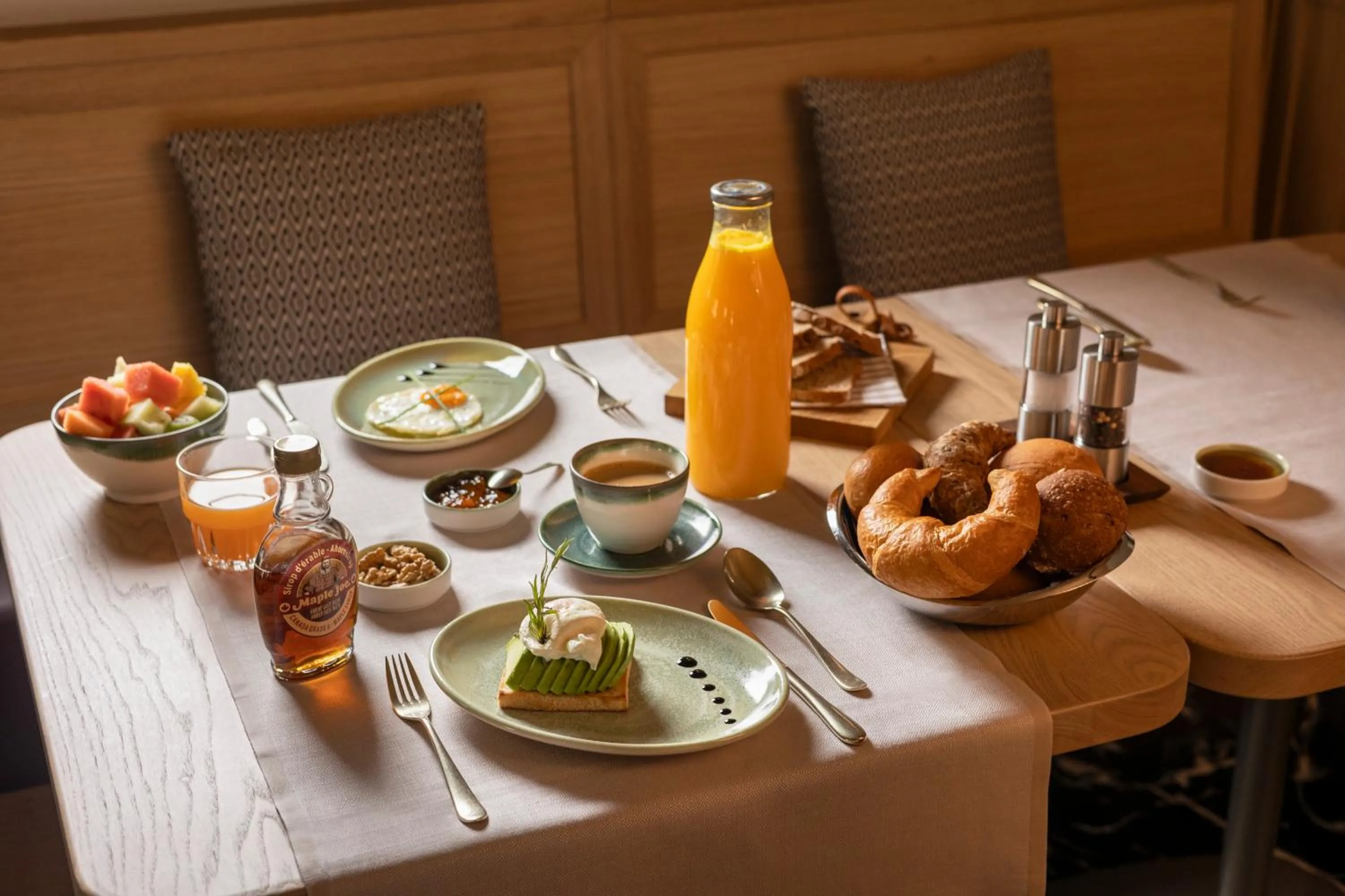 Food and drinks in SCHLOSS Zermatt - CBD & Adaptogenic Spa and Sport Hotel