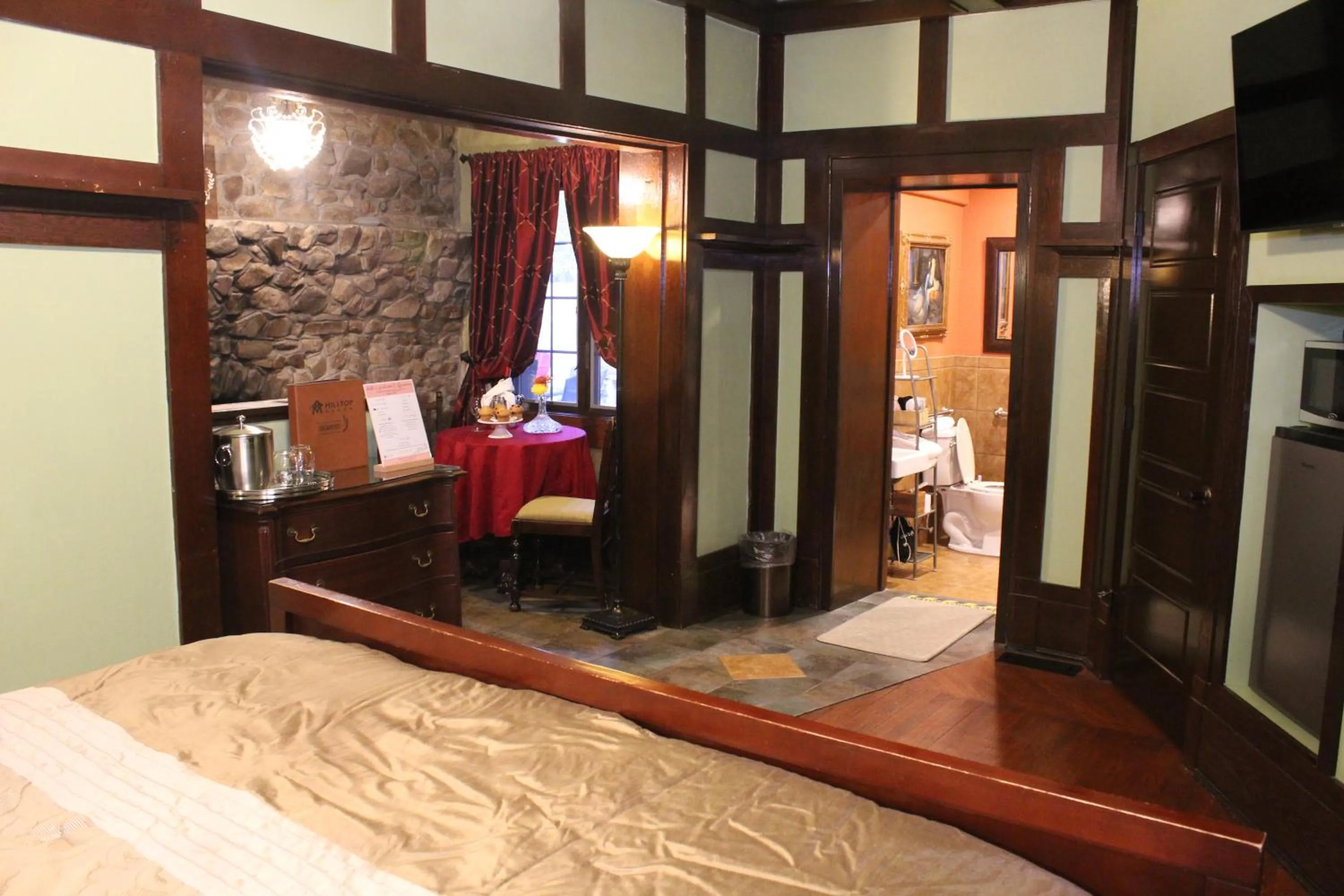 View (from property/room), Bed in Hilltop Manor B&B