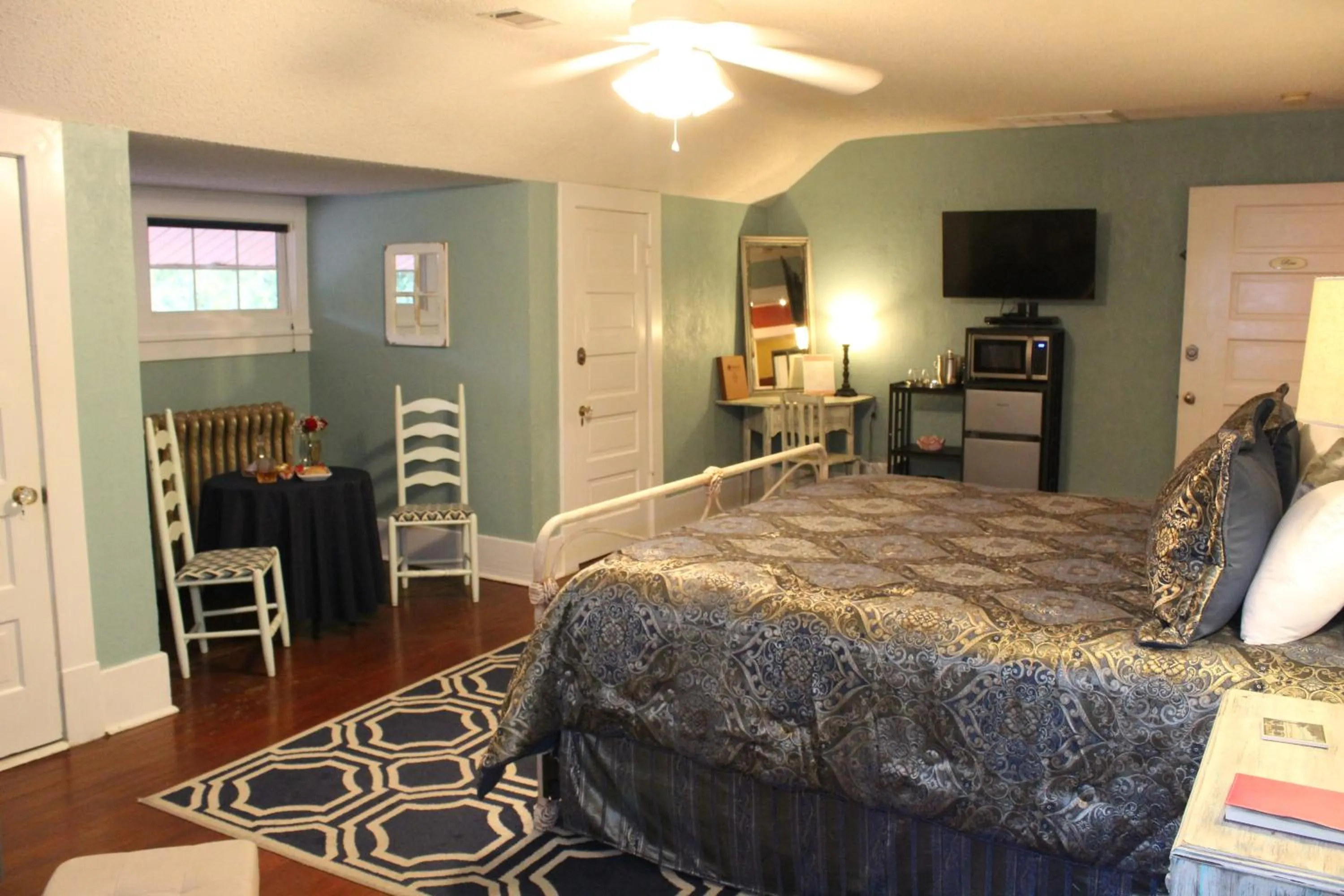 Bedroom, Bed in Hilltop Manor B&B