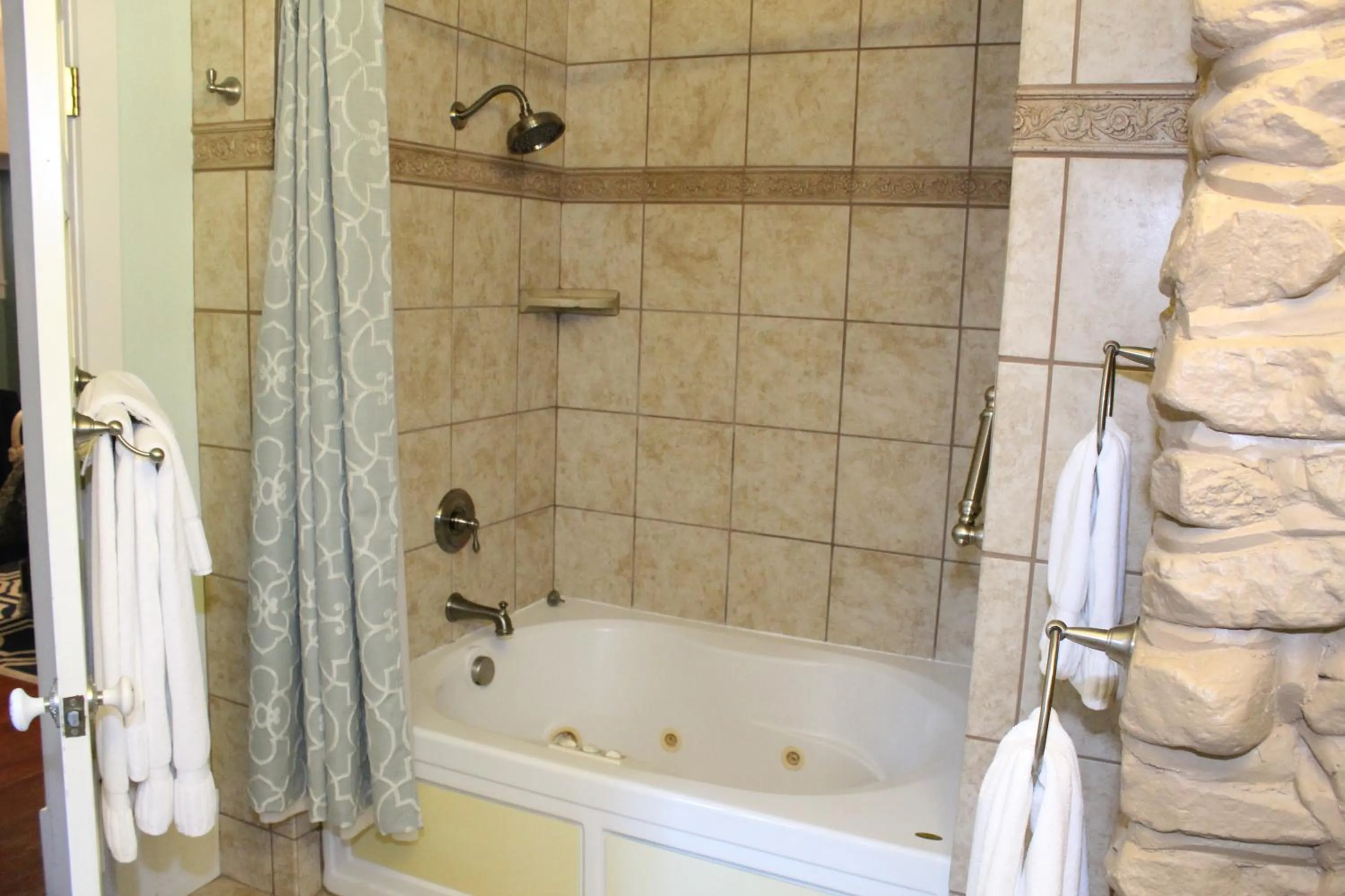 Bathroom in Hilltop Manor B&B