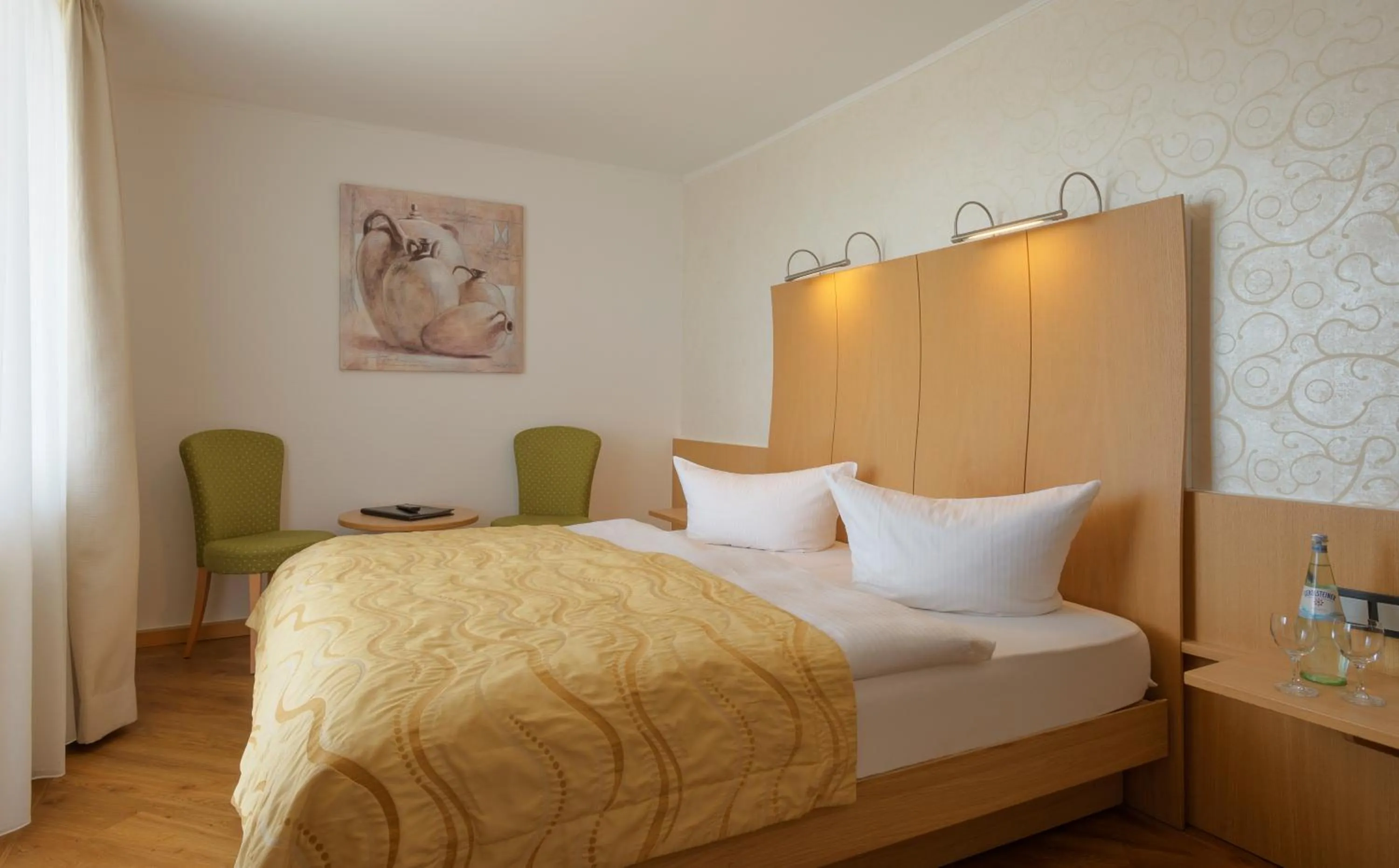 Photo of the whole room, Bed in Berghotel Kockelsberg