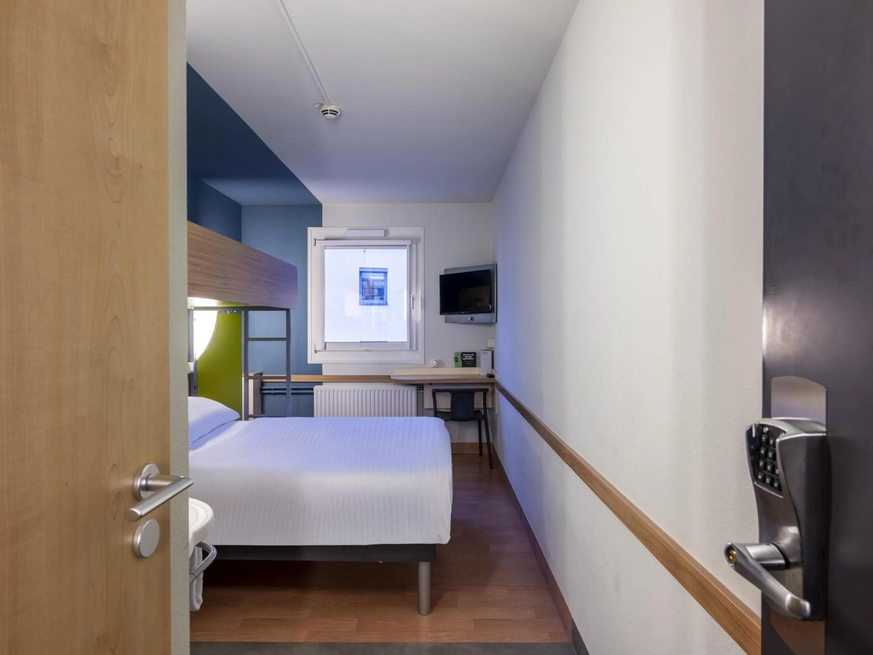 Photo of the whole room, Bed in ibis budget Nürnberg Tennenlohe